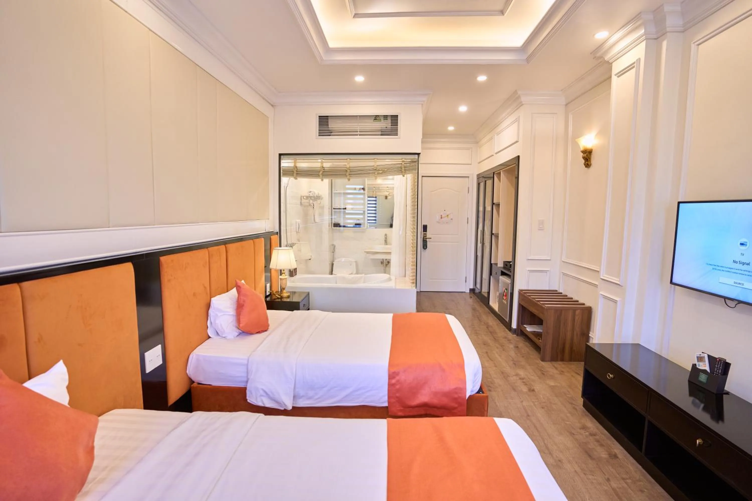 Photo of the whole room, Bed in Le Haute Hotel Hai Phong
