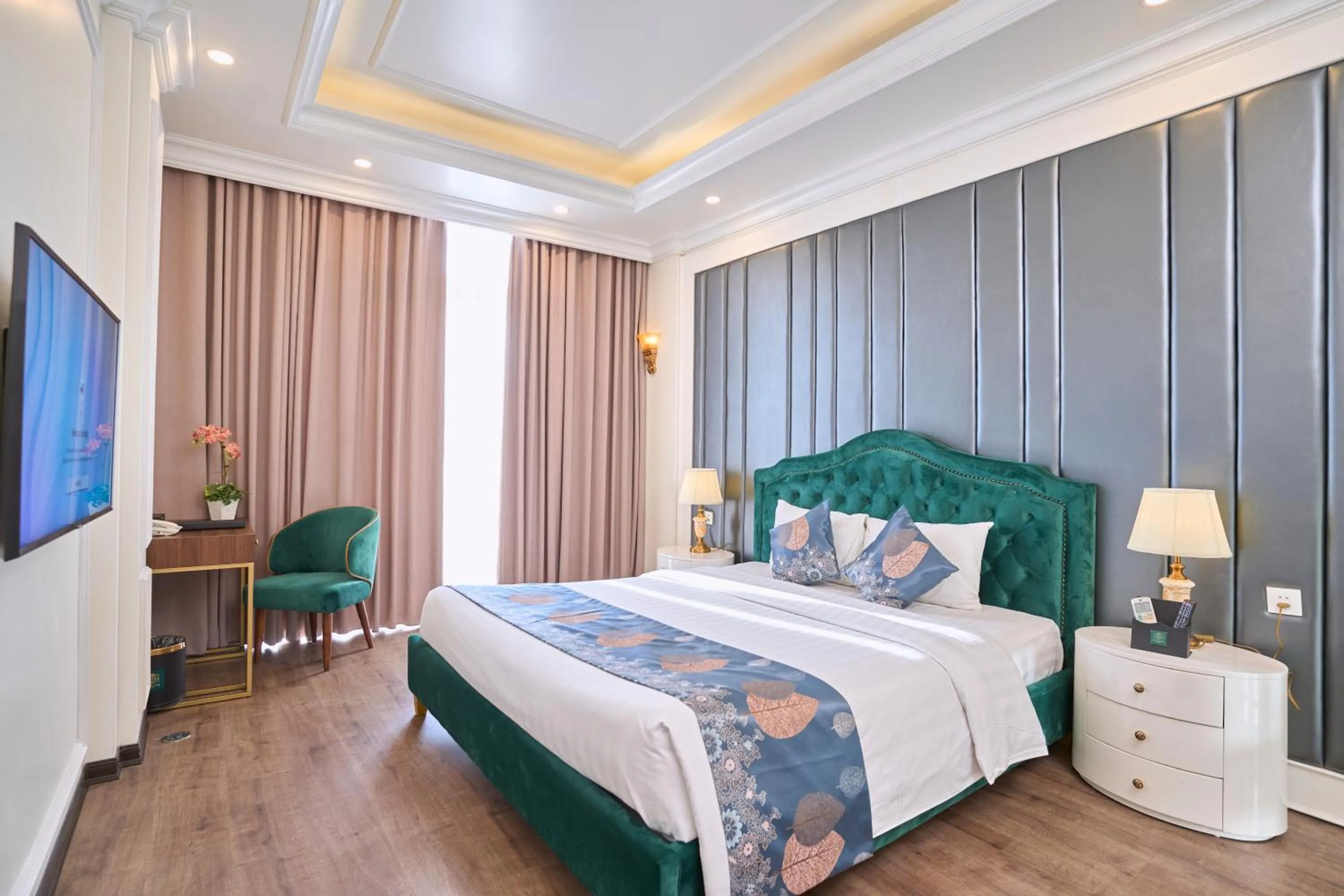 TV and multimedia, Bed in Le Haute Hotel Hai Phong