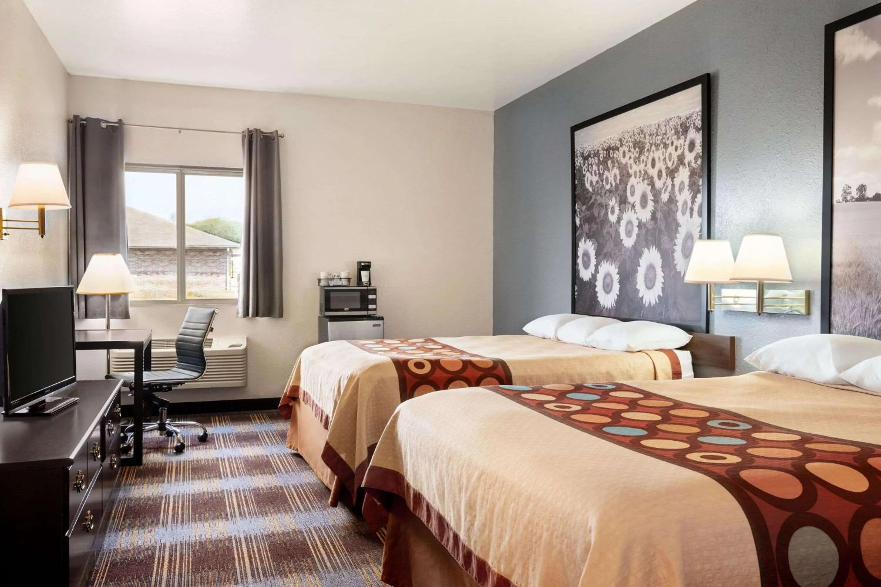 Photo of the whole room, Bed in Super 8 by Wyndham Holton