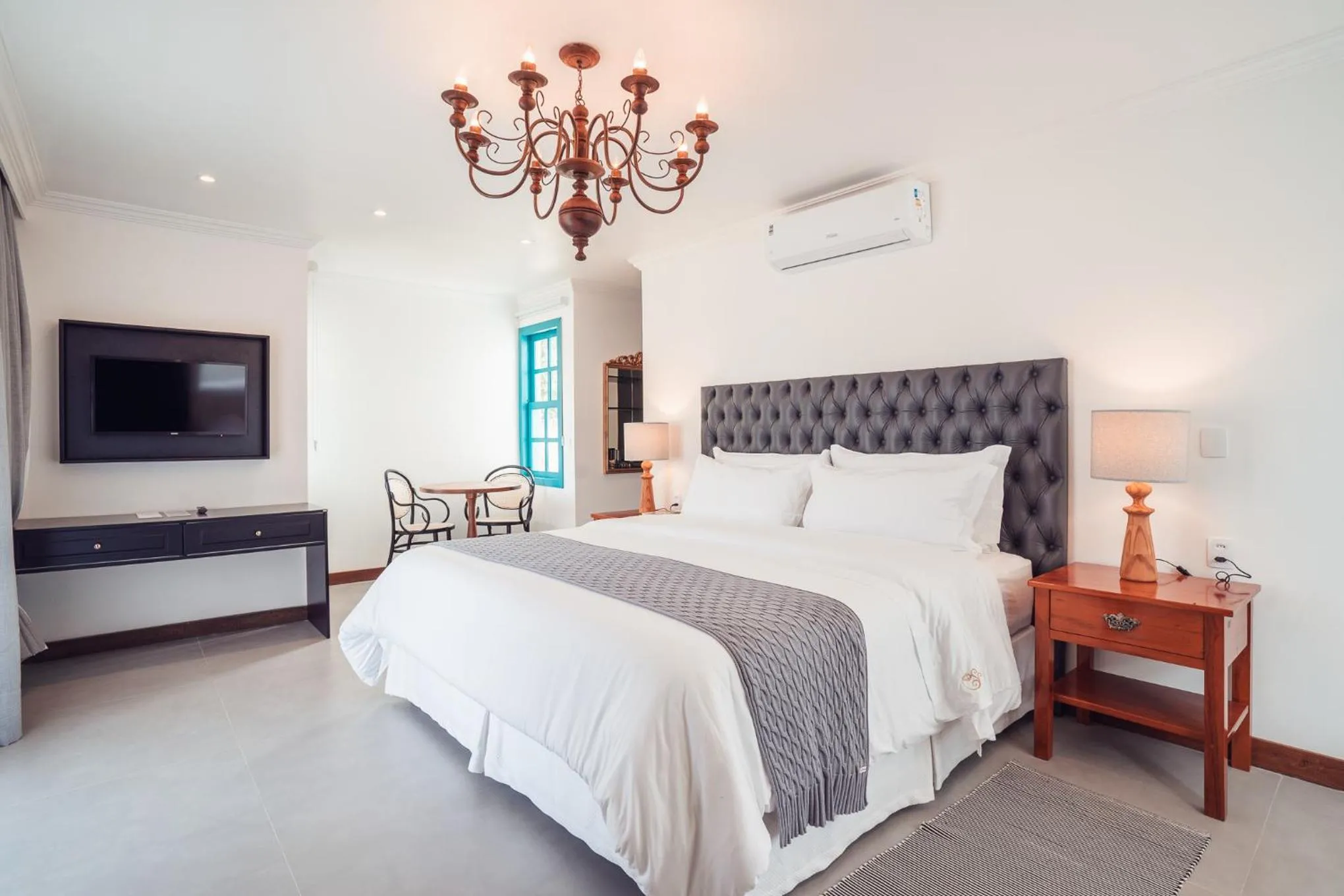 Photo of the whole room, Bed in Villa dos Poetas