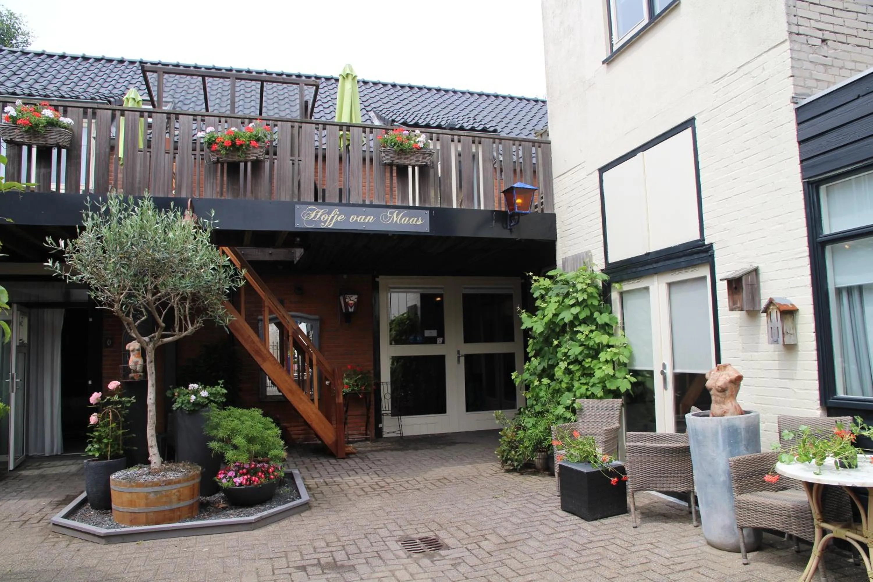 Property building in Hofje van Maas