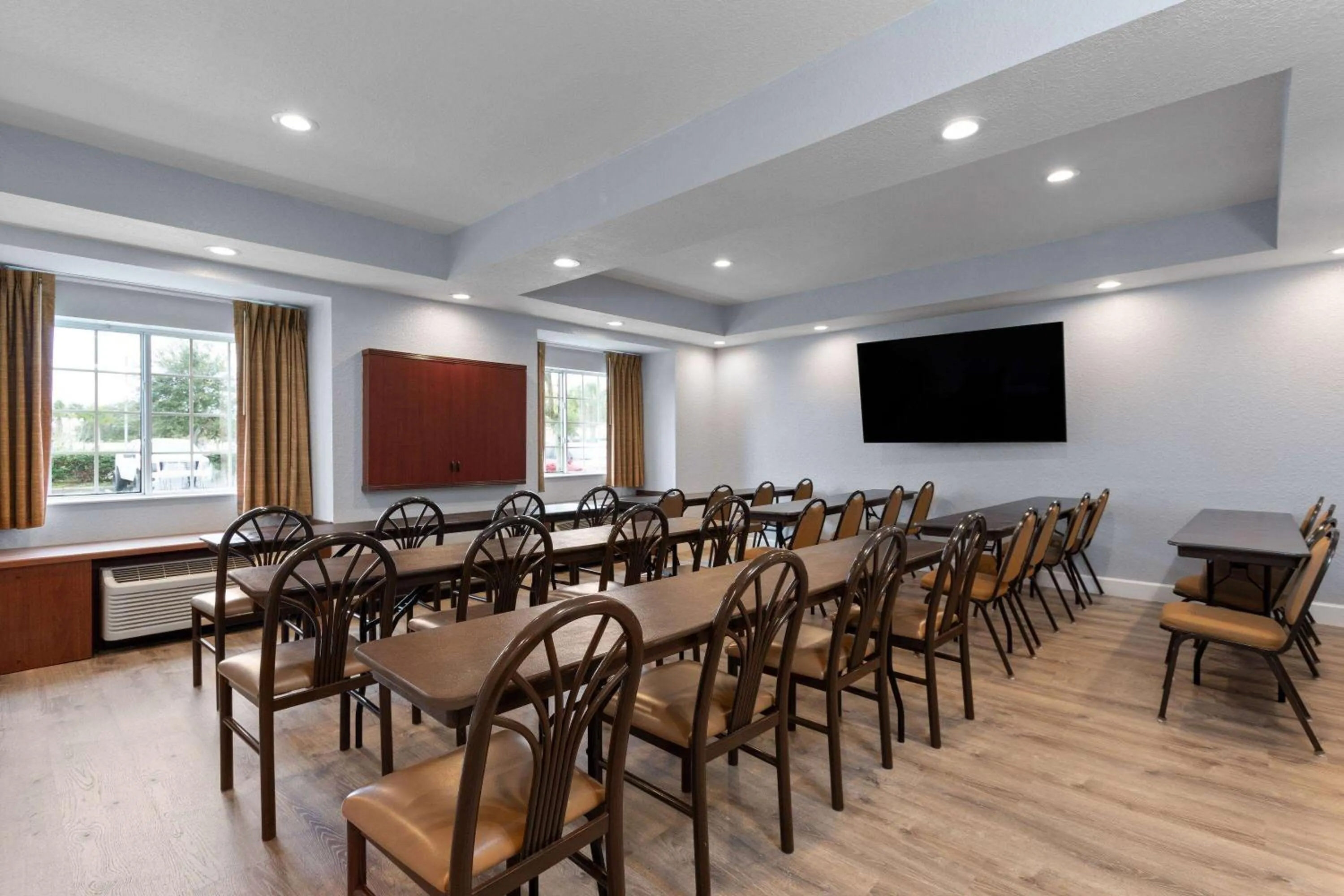 Meeting/conference room in Microtel Inn and Suites - Zephyrhills