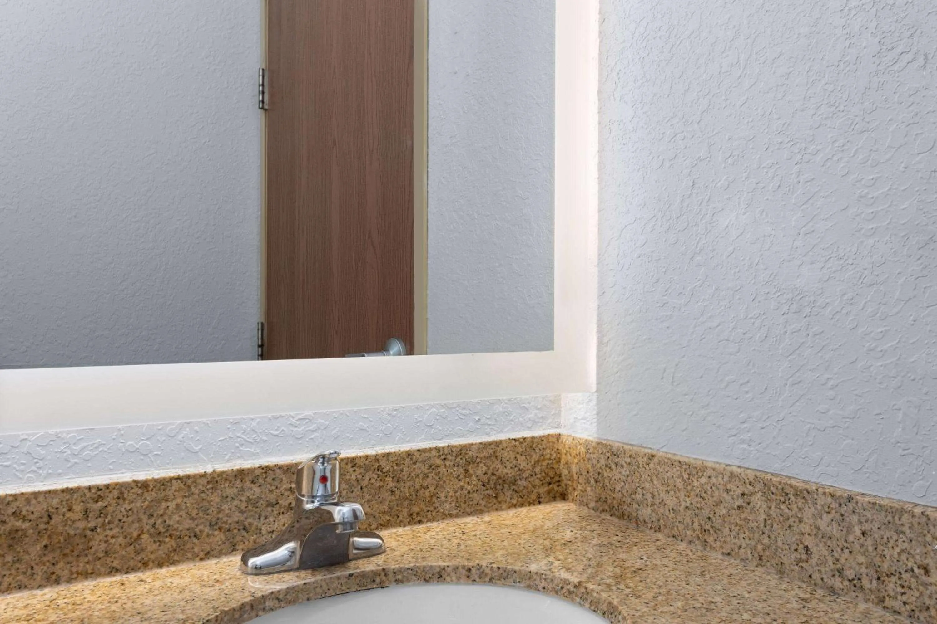 TV and multimedia in Microtel Inn and Suites - Zephyrhills