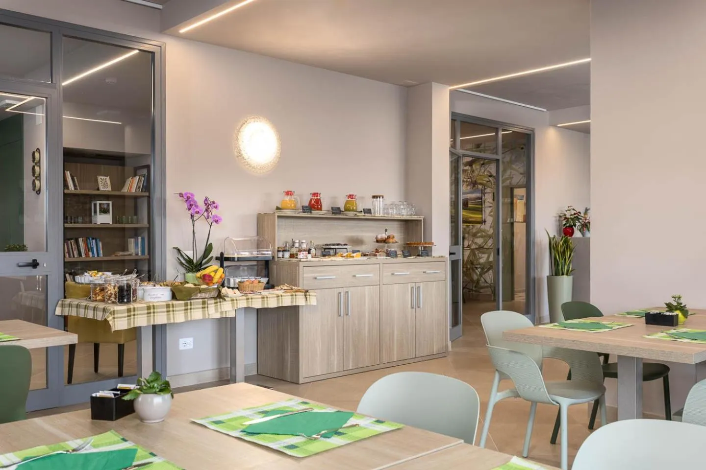 Buffet breakfast in Tuscasì Aparthotel