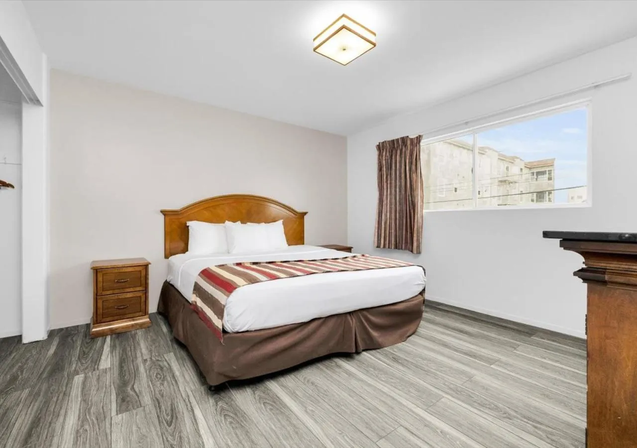 Bedroom, Bed in Motel 6 San Francisco, CA Great Highway