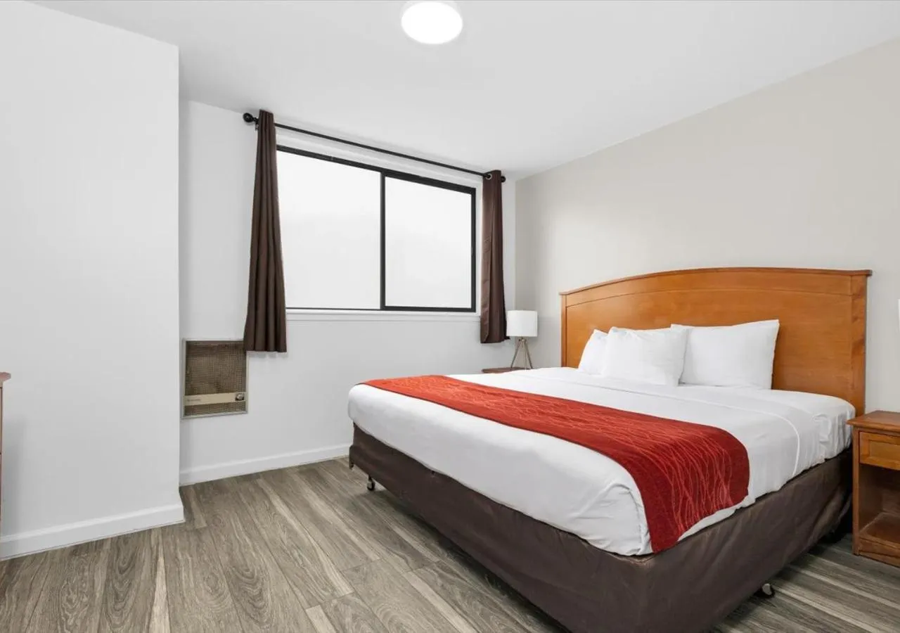 Bedroom, Bed in Motel 6 San Francisco, CA Great Highway