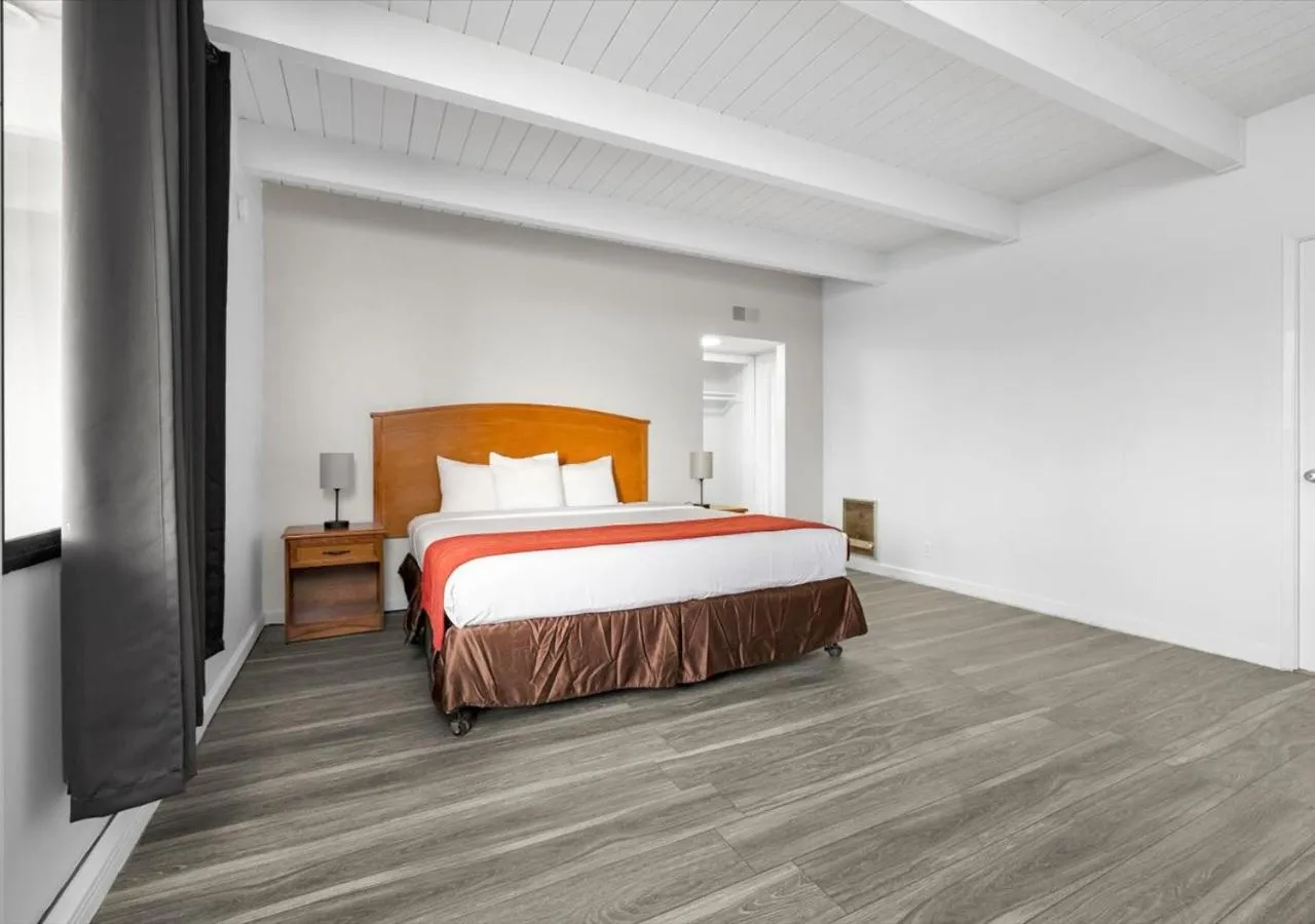 Bedroom, Bed in Motel 6 San Francisco, CA Great Highway