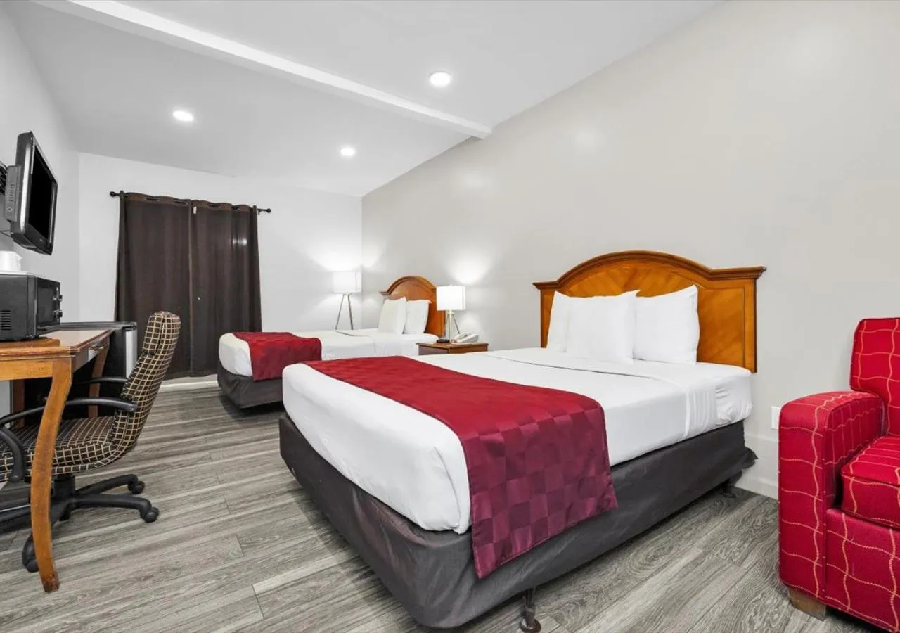 Photo of the whole room, Bed in Motel 6 San Francisco, CA Great Highway