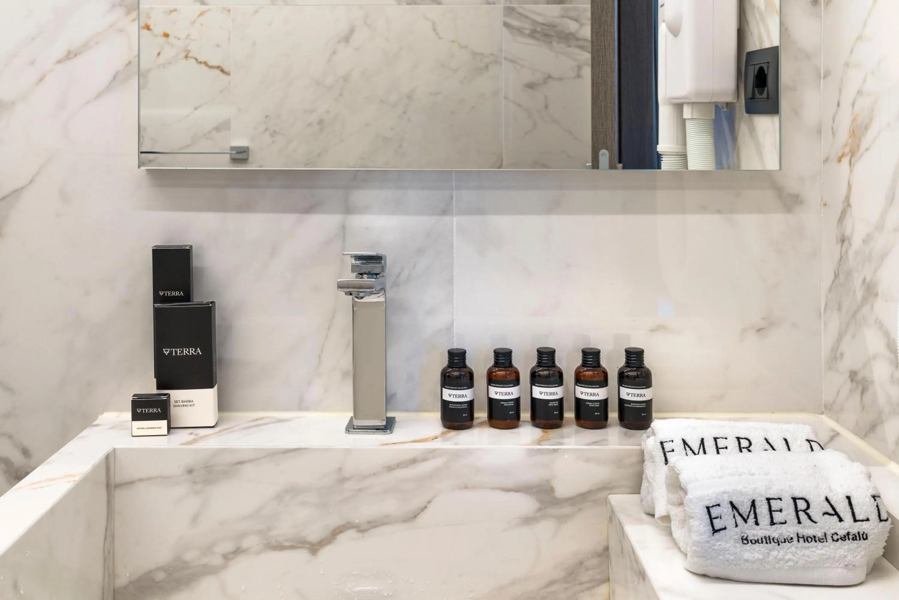 Text overlay in Emerald Hotel Residence Cefalù