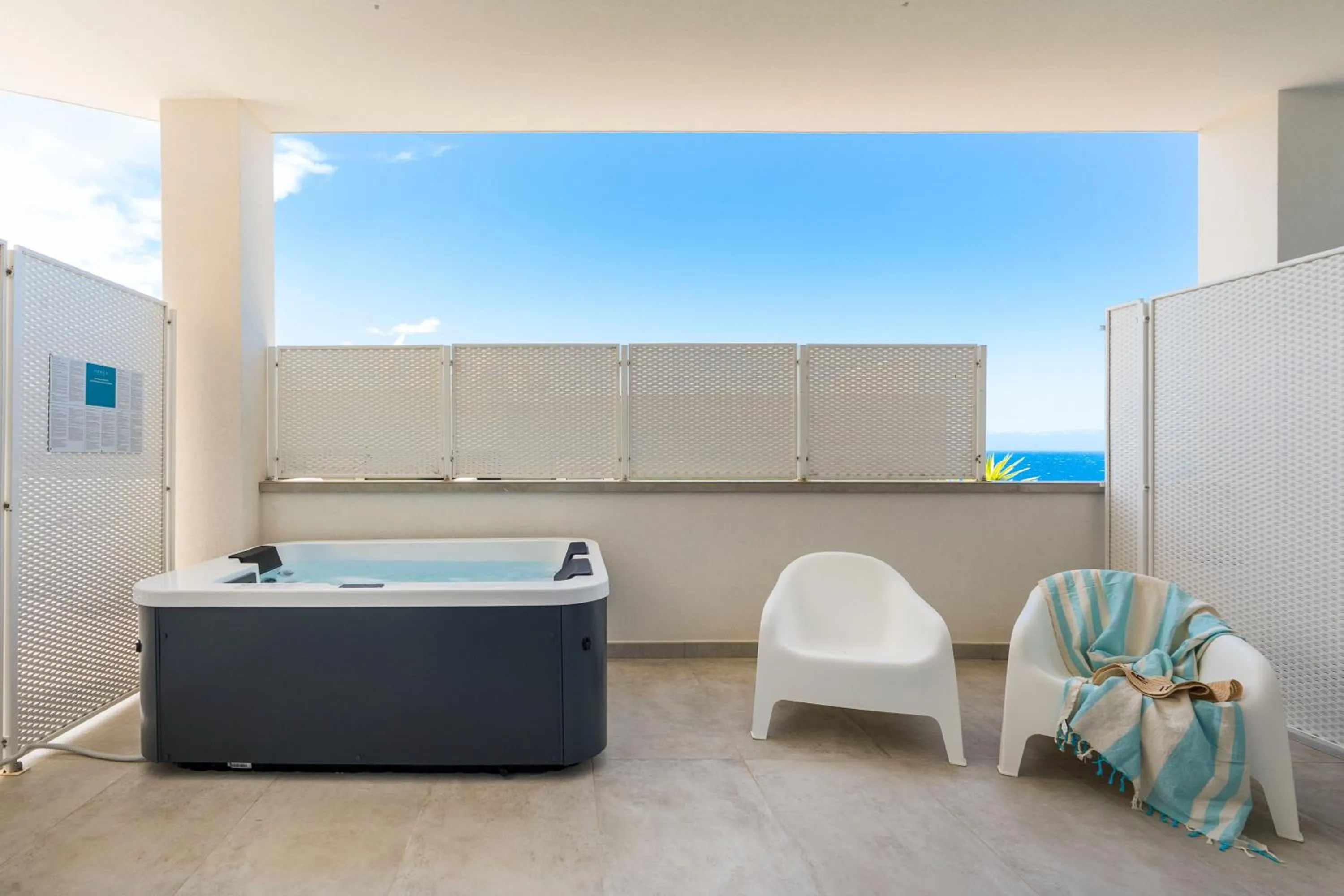 Hot Tub in Emerald Hotel Residence Cefalù