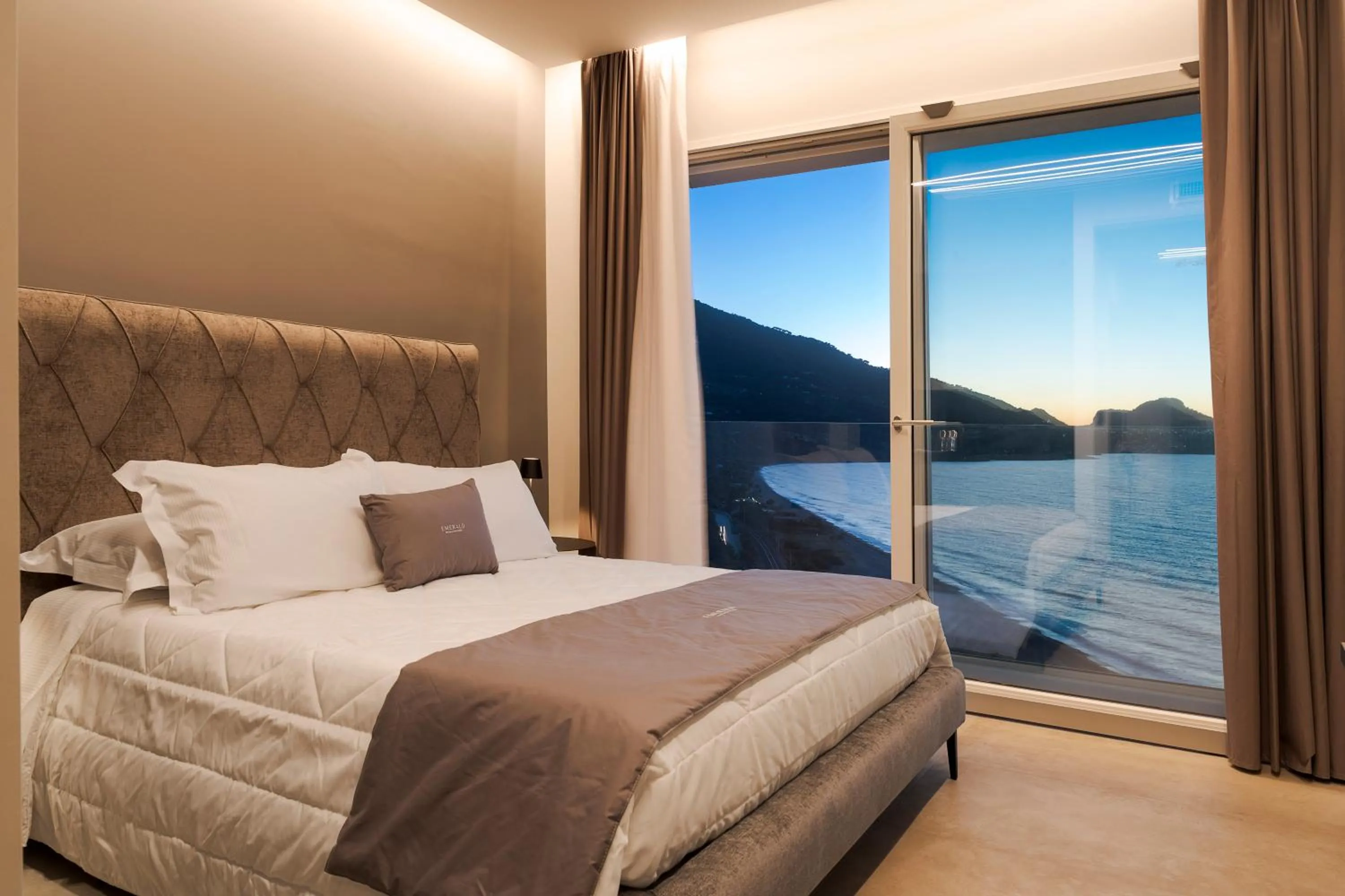 Bedroom, Bed in Emerald Hotel Residence Cefalù