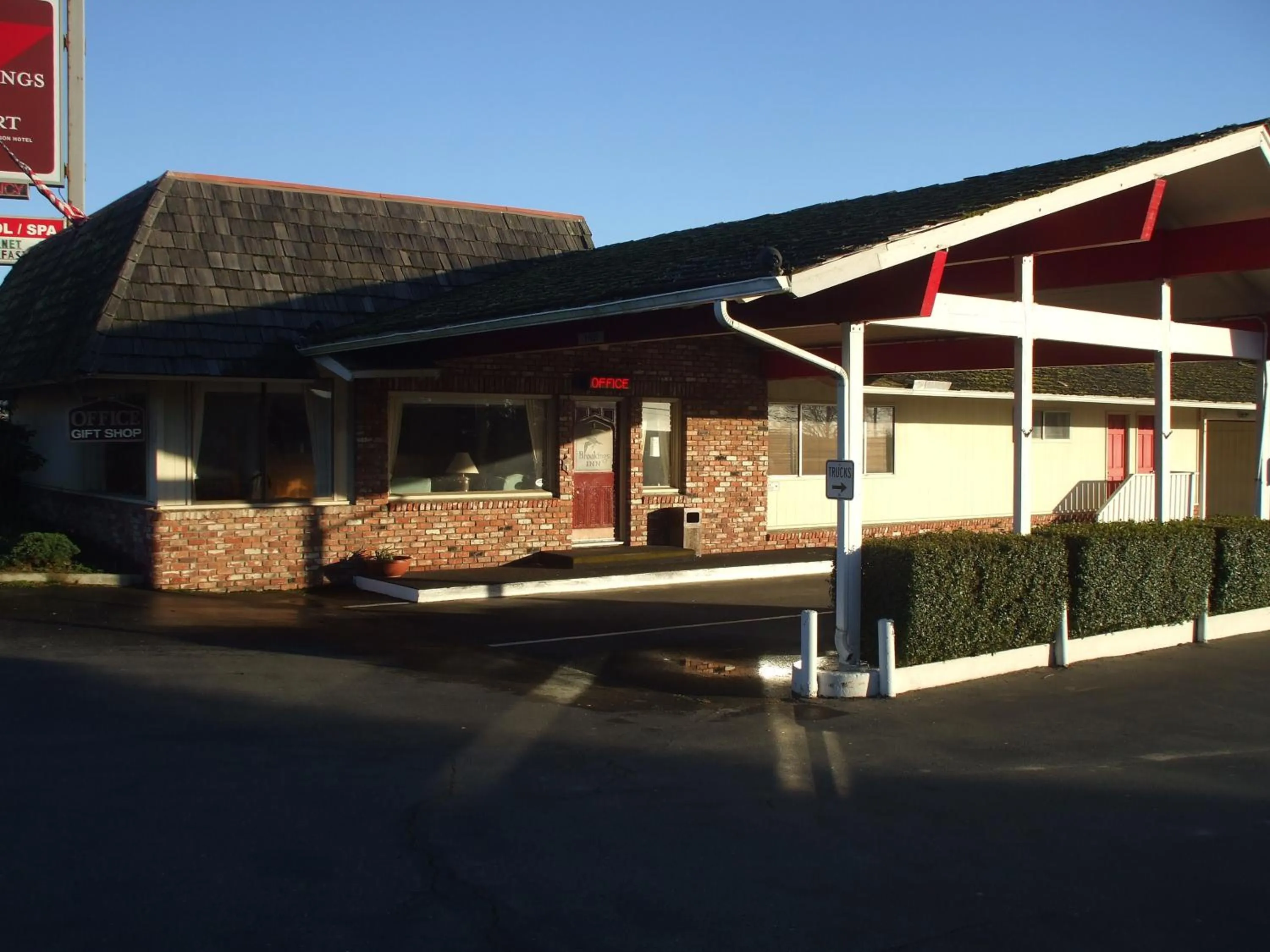 Facade/entrance in Brookings Inn Resort