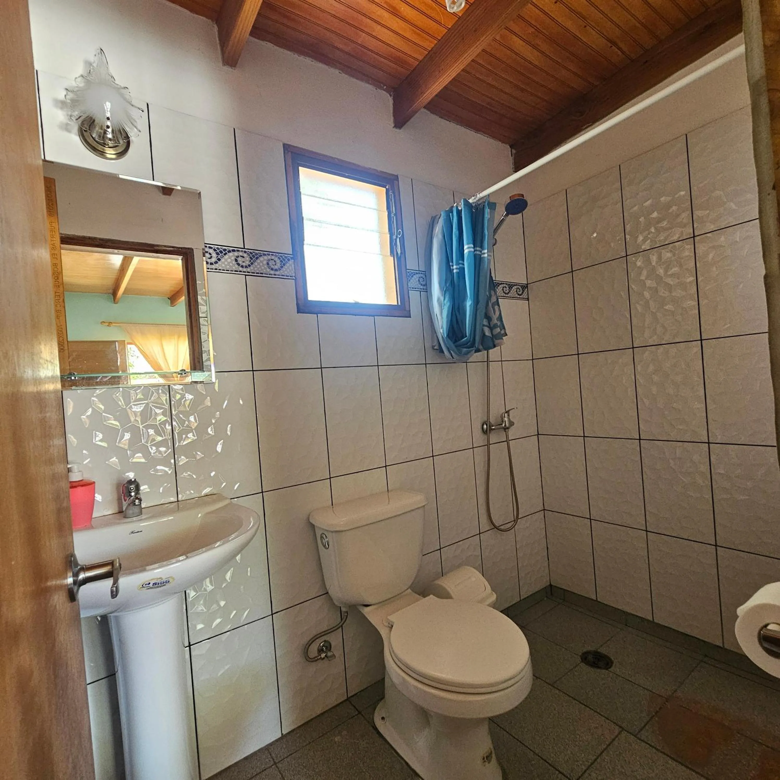Shower in Hostal Casa los Duendes
