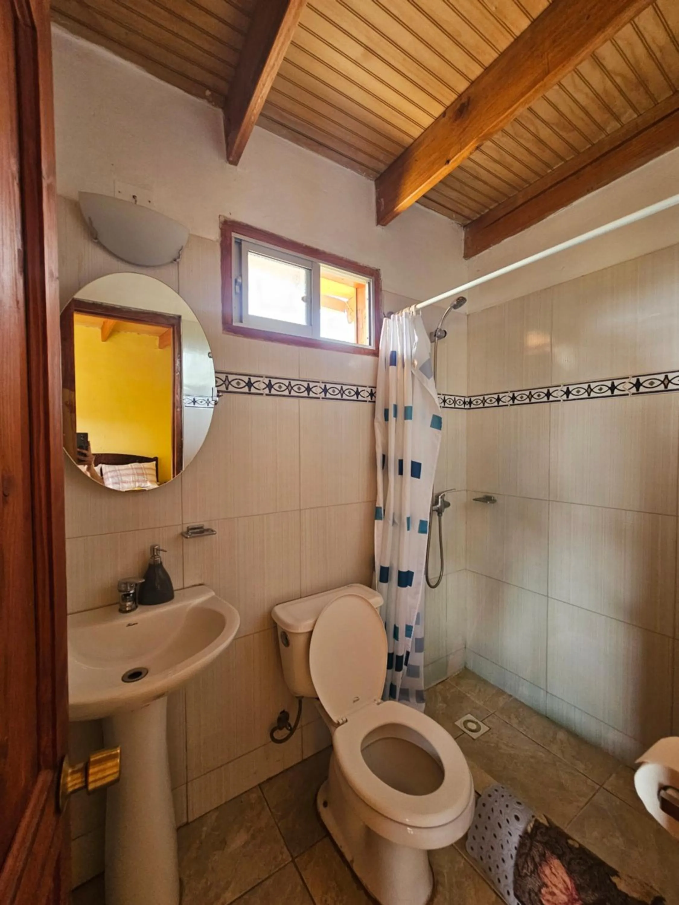 Shower in Hostal Casa los Duendes