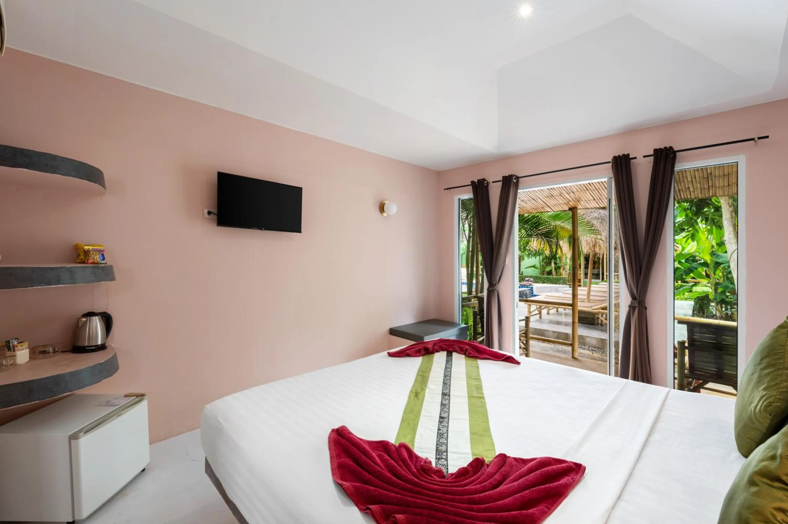 Communal lounge/ TV room, Bed in Avocado Koh Samui