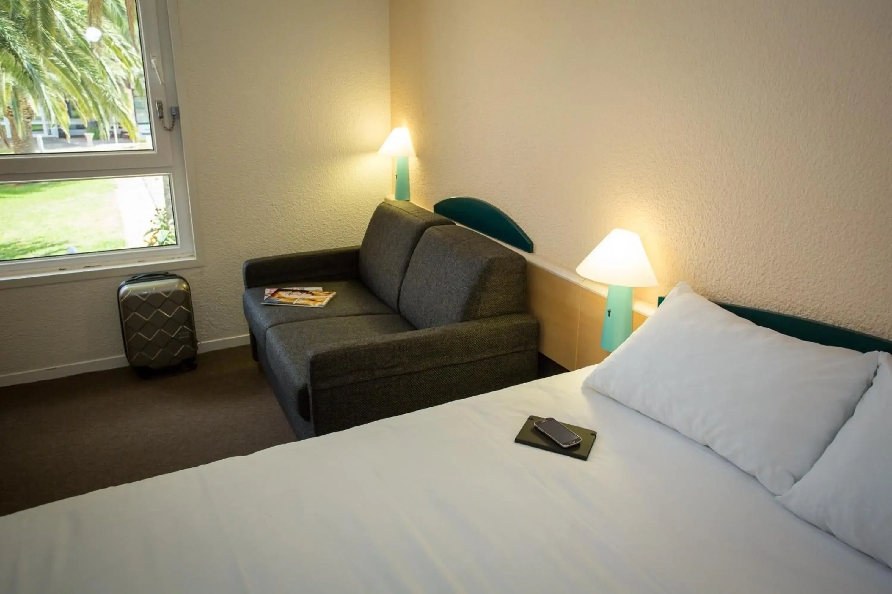 Seating area, Bed in ibis Perpignan Nord Rivesaltes Seating area, Bed in ibis Perpignan Nord Rivesaltes