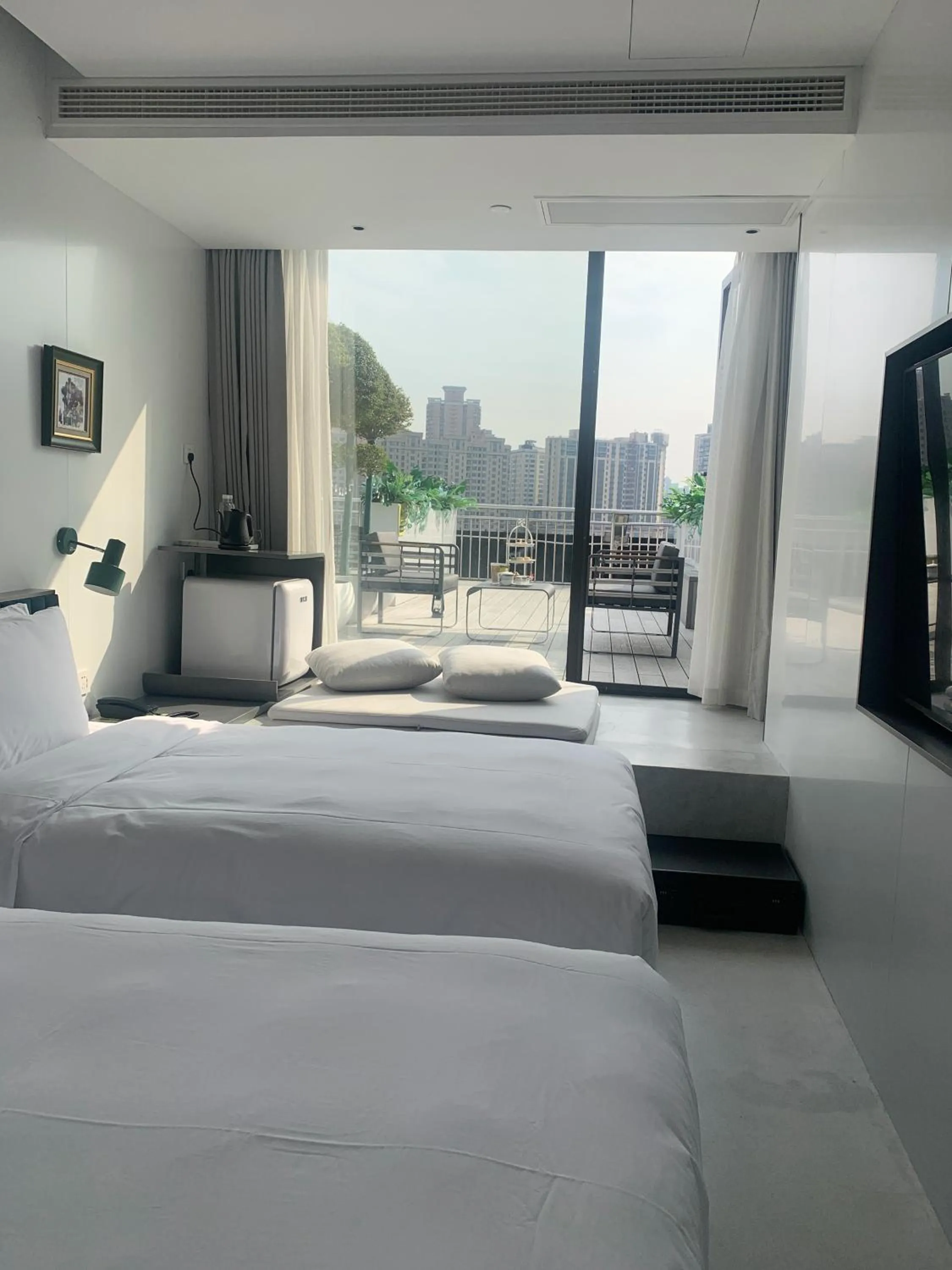 Photo of the whole room, Bed in Shanghai Autoongo Bund Hotel