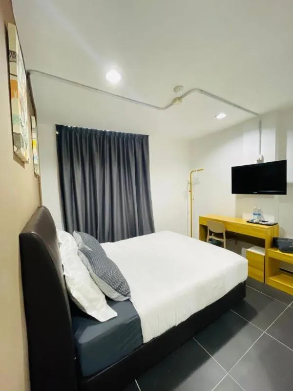 Bed in Halo Rooms Hotel