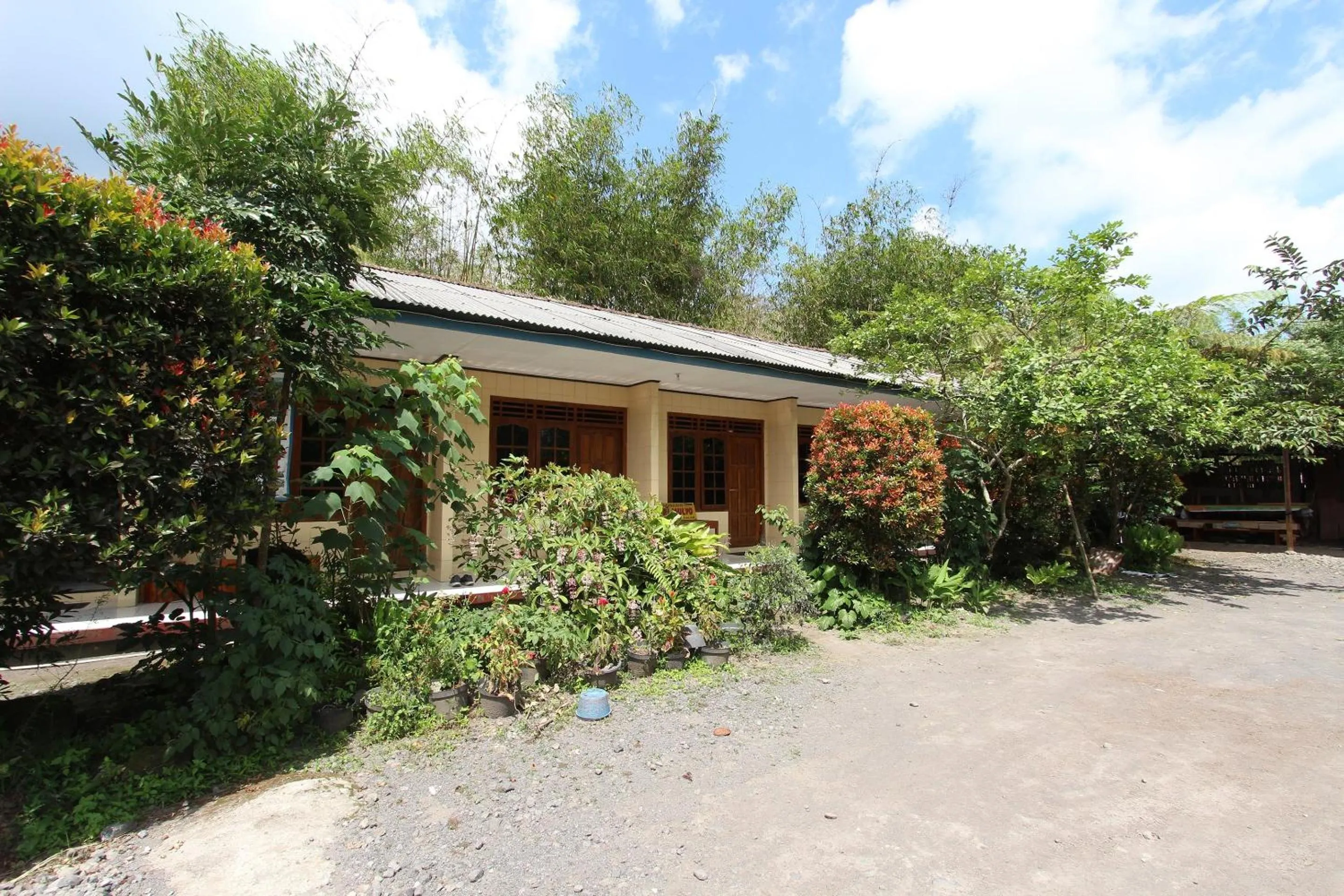 Facade/entrance in Hotel O Pondok Wisata Sri MulyoNearSultan Agung Stadium Bantul