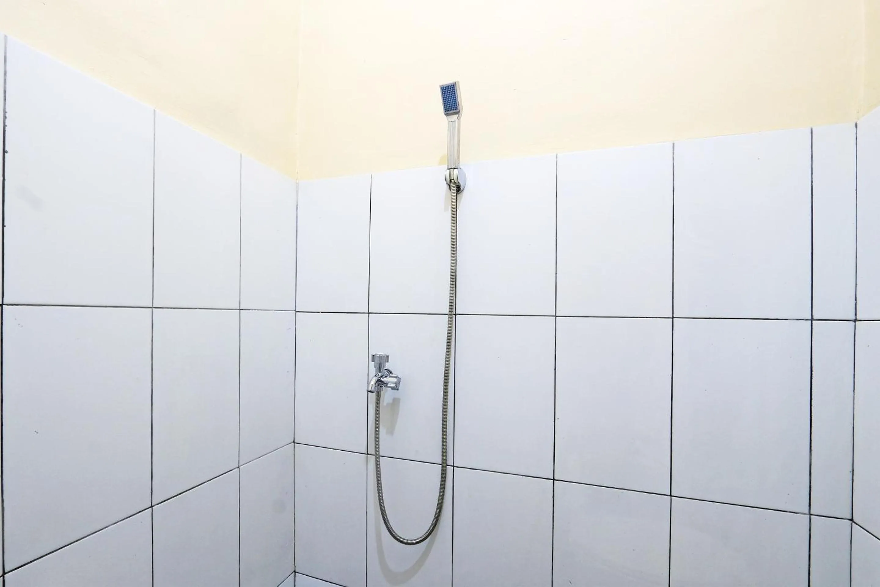 Bathroom in Hotel O Pondok Wisata Sri MulyoNearSultan Agung Stadium Bantul