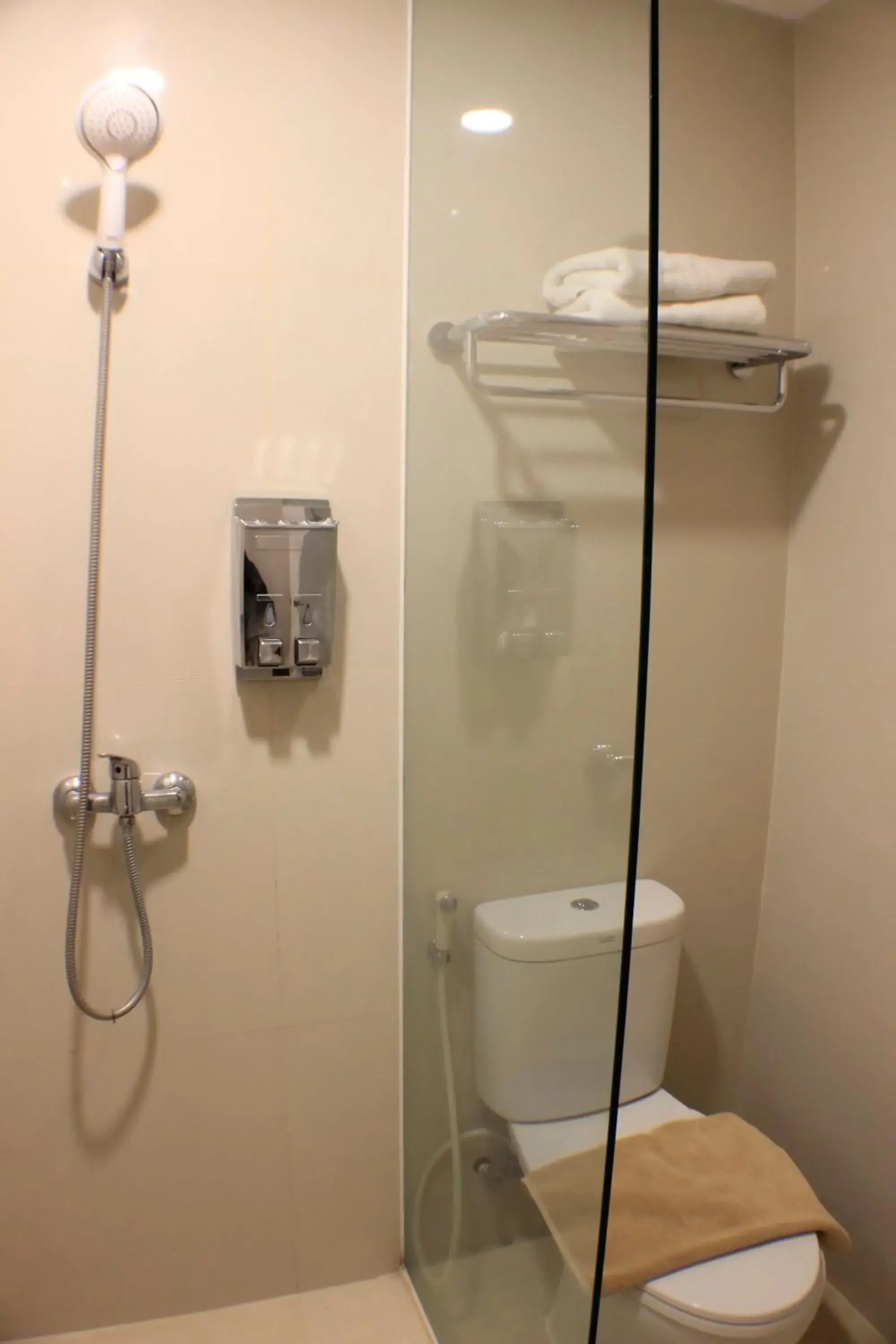 Bathroom in Hotel Laksana Solo Managed By Dafam Bathroom in Hotel Laksana Solo Managed By Dafam