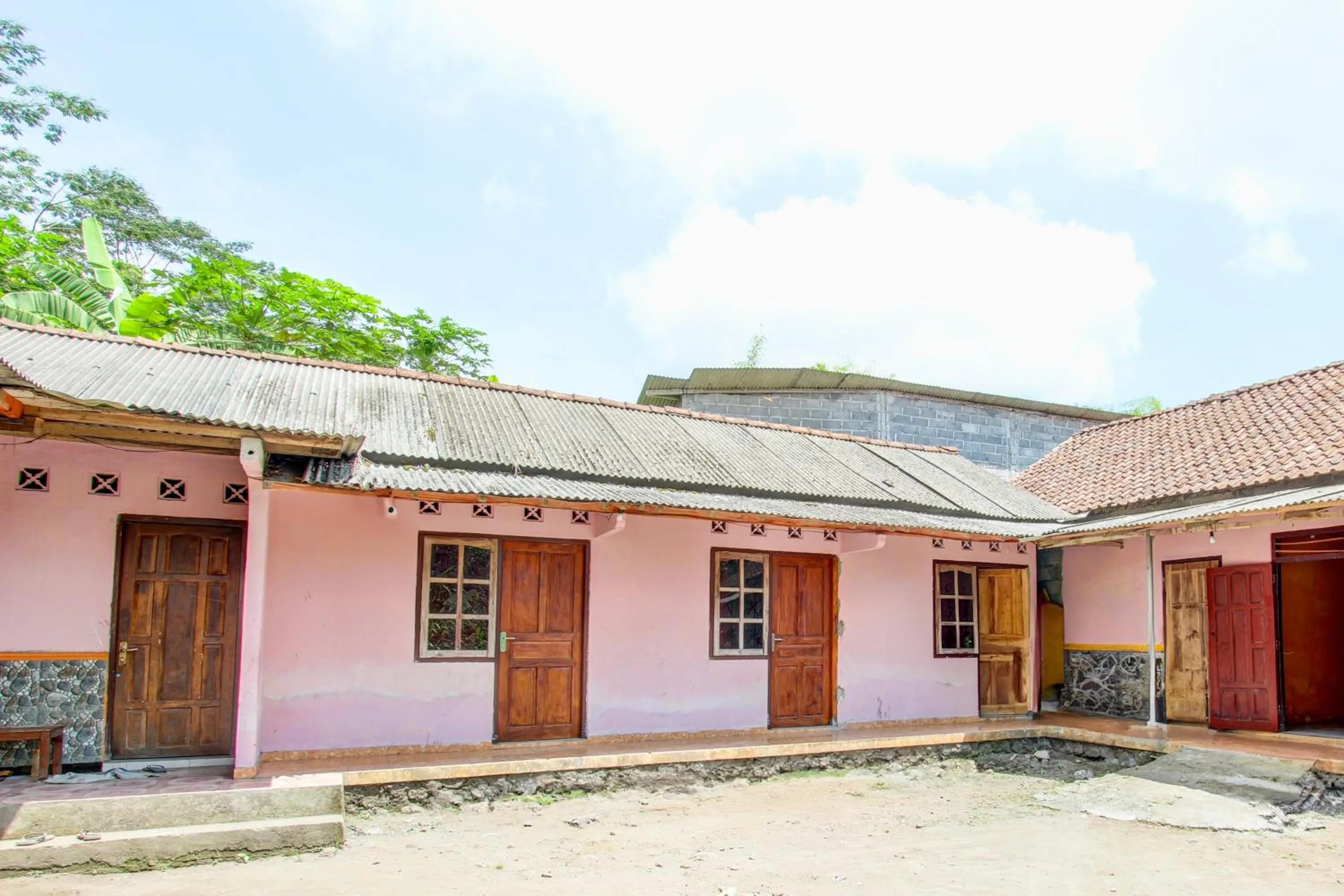 Hotel O Pondok Wisata Sekar KemuningNearWonogondang Camp ( Bumi Perkemahan Wonogondang )