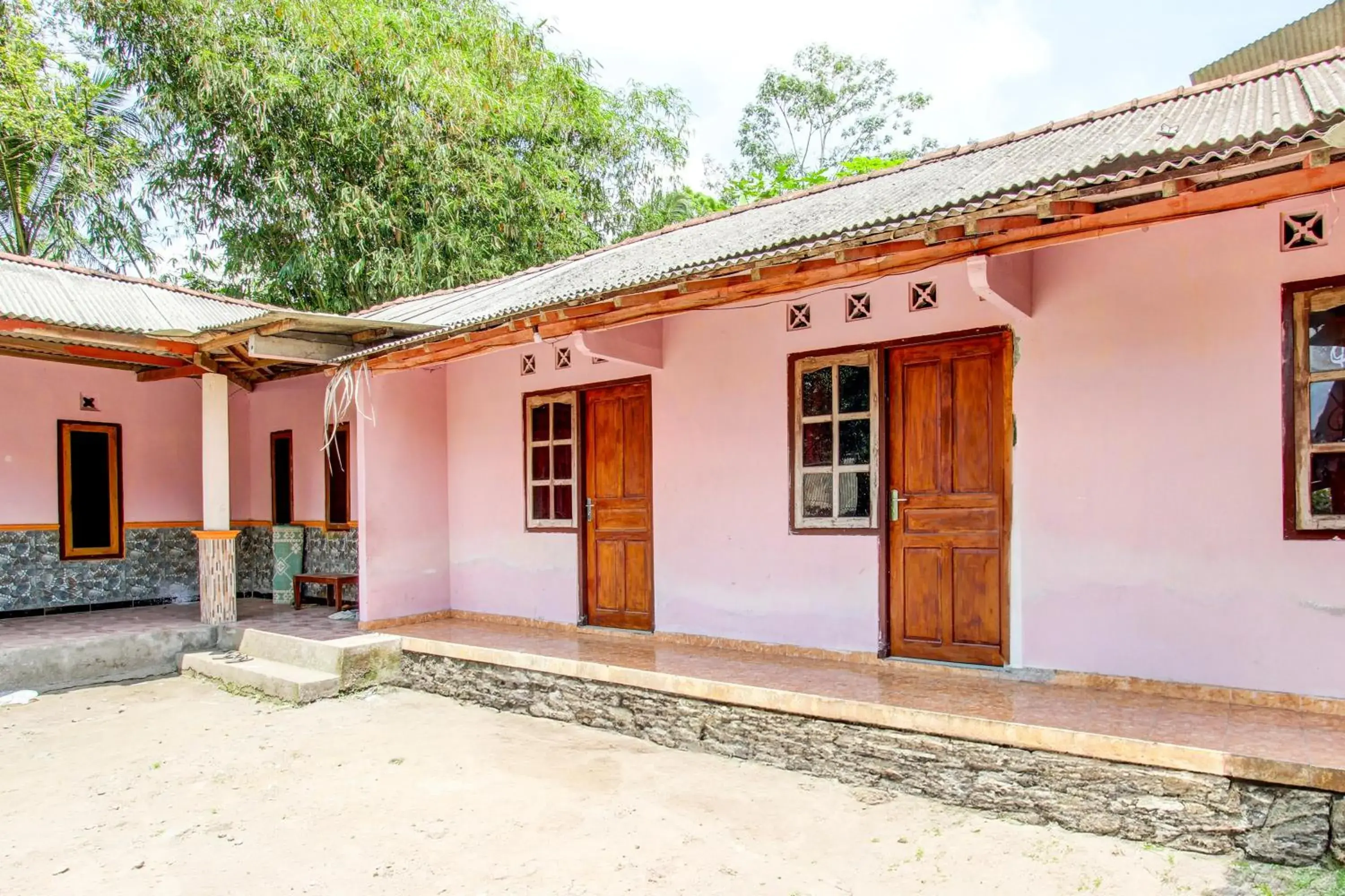 Facade/entrance in Hotel O Pondok Wisata Sekar KemuningNearWonogondang Camp ( Bumi Perkemahan Wonogondang ) Facade/entrance in Hotel O Pondok Wisata Sekar KemuningNearWonogondang Camp ( Bumi Perkemahan Wonogondang )