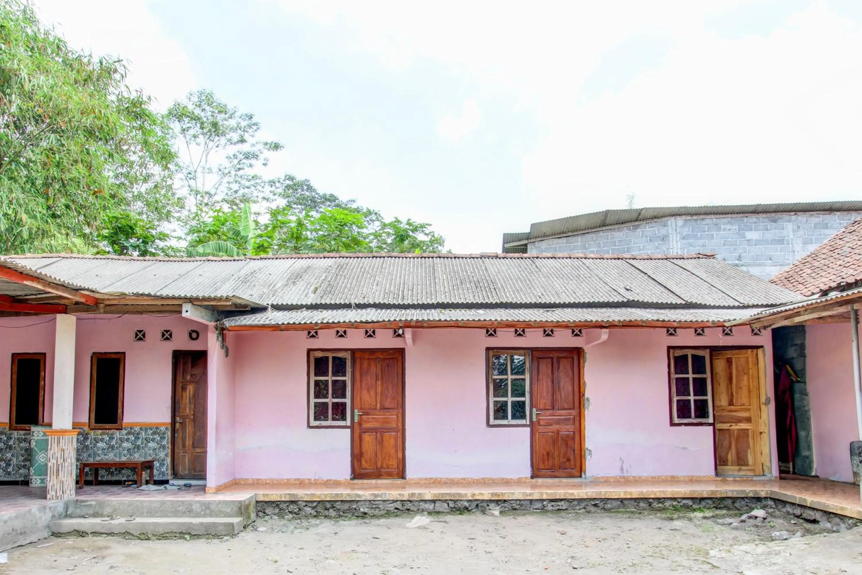 Facade/entrance in Hotel O Pondok Wisata Sekar KemuningNearWonogondang Camp ( Bumi Perkemahan Wonogondang )