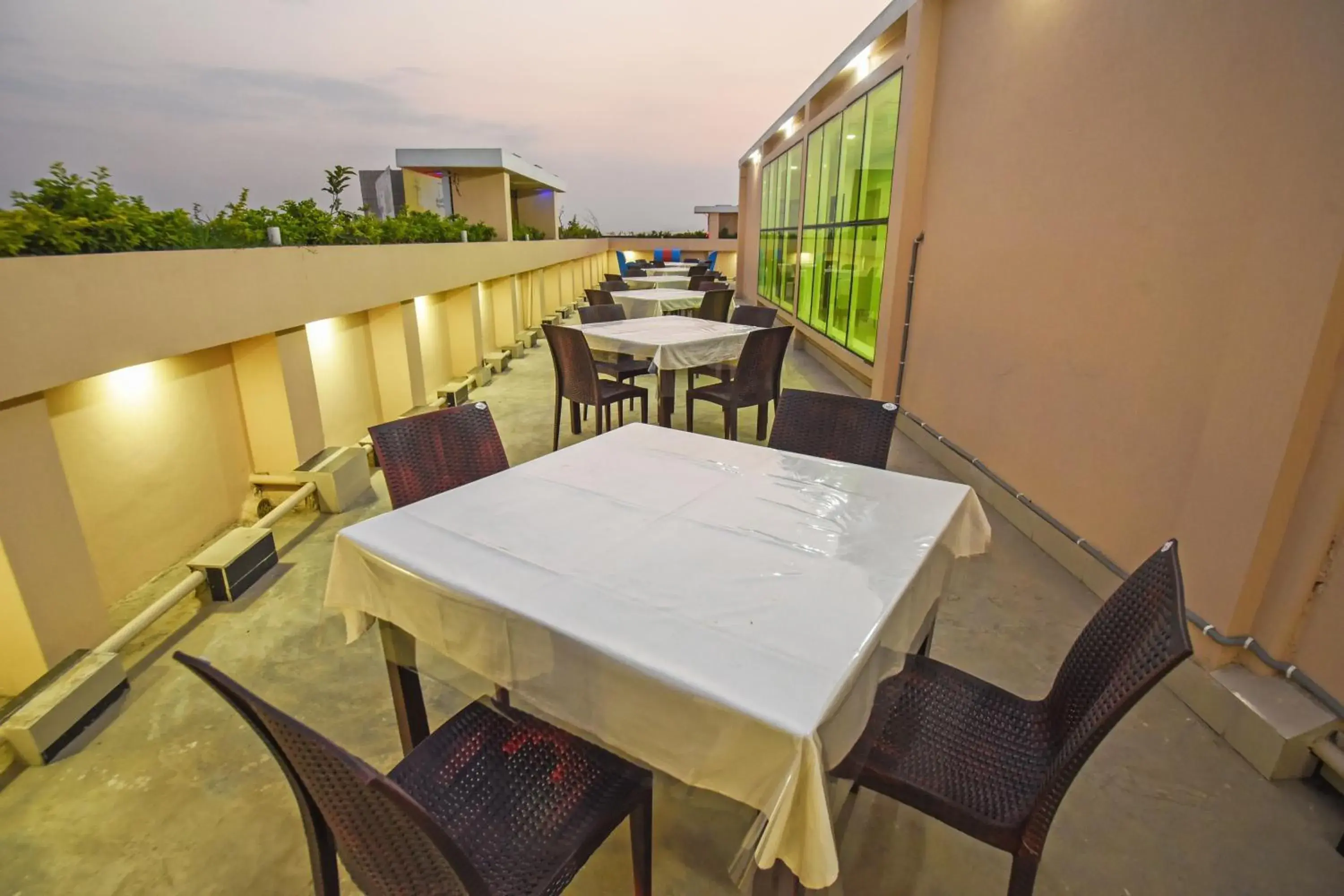 Restaurant/places to eat in Hotel Ali Plaza Restaurant/places to eat in Hotel Ali Plaza