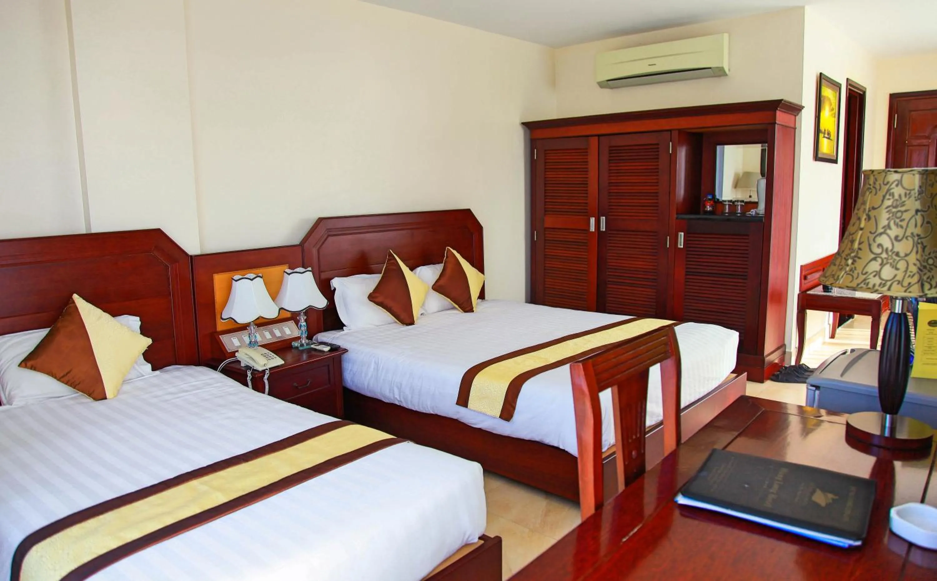 Bedroom, Bed in Hung Long Harbour Hotel