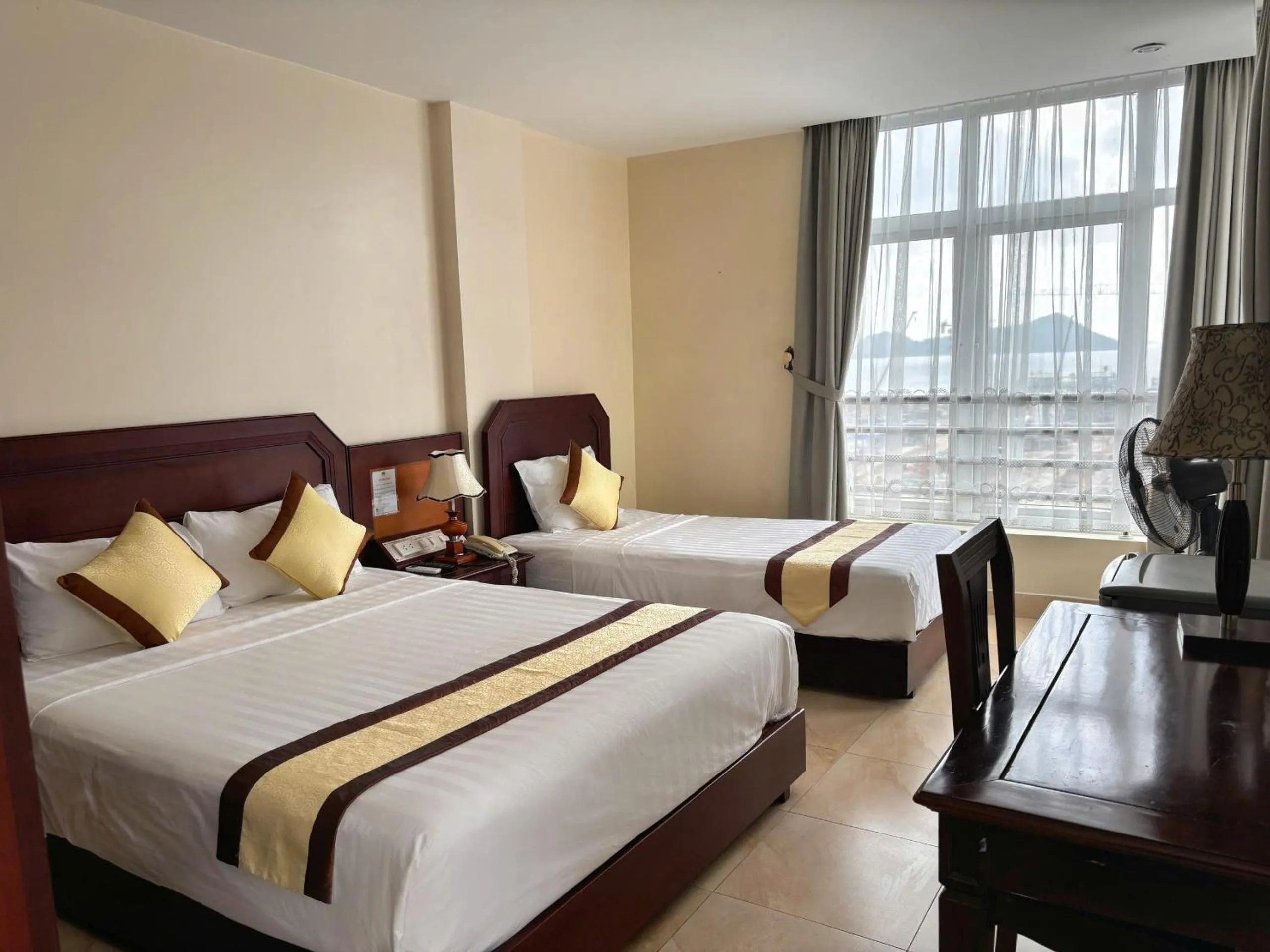 Property building, Bed in Hung Long Harbour Hotel