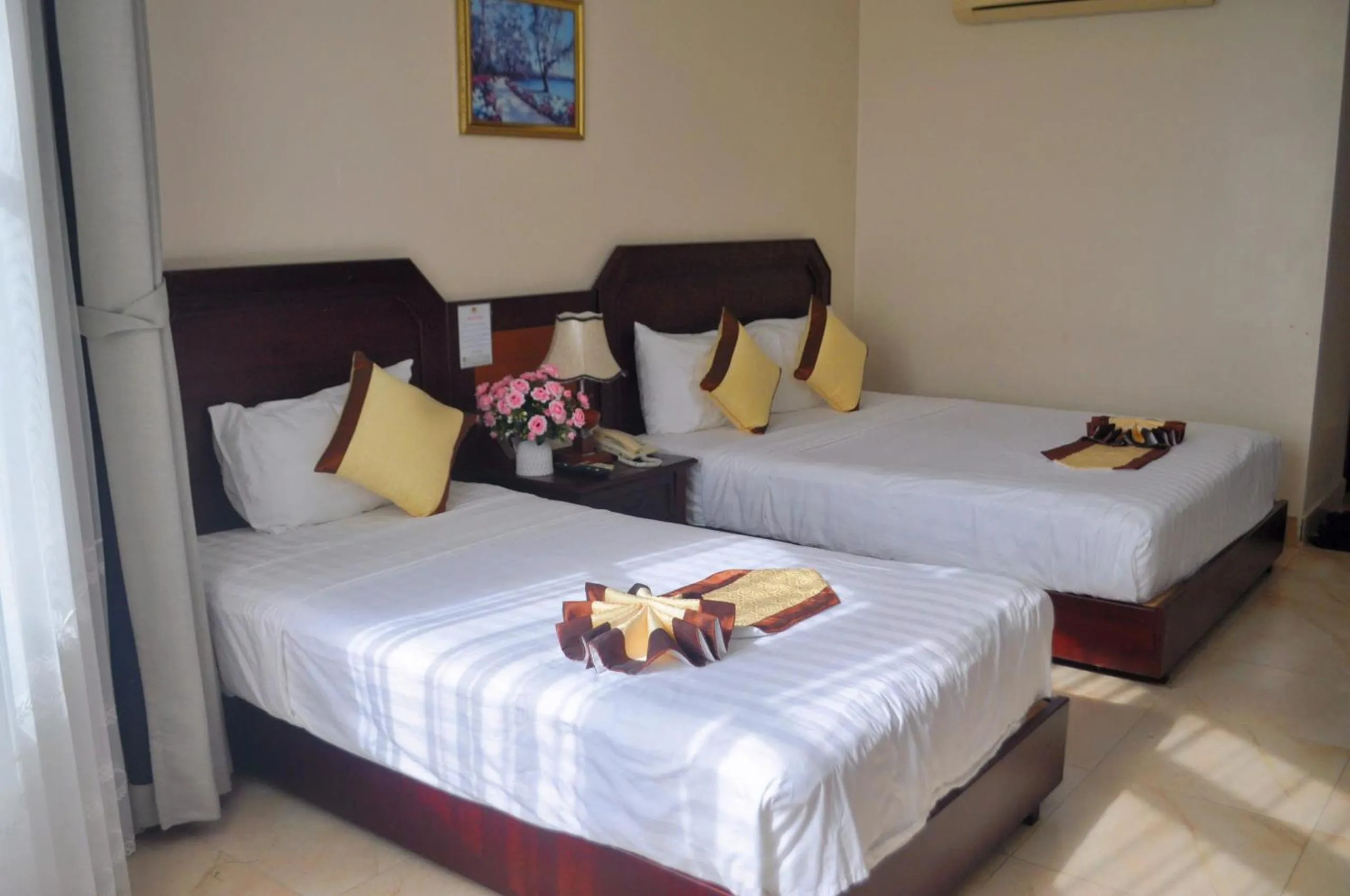 Property building, Bed in Hung Long Harbour Hotel
