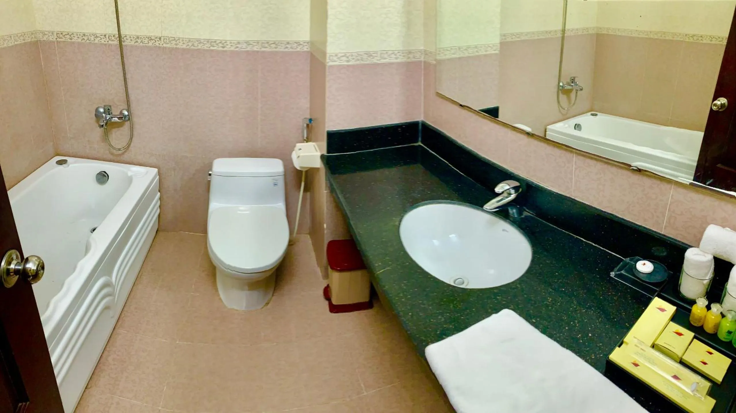 Toilet in Hung Long Harbour Hotel