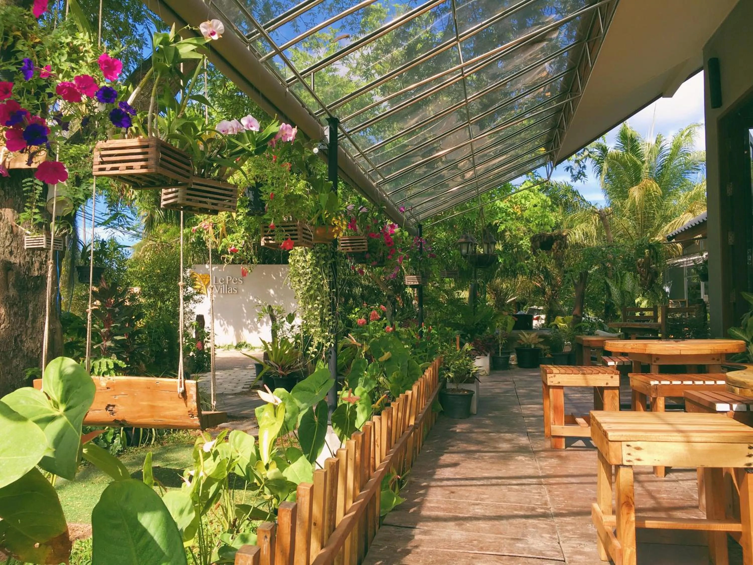 Restaurant/places to eat in Le Pes Villas