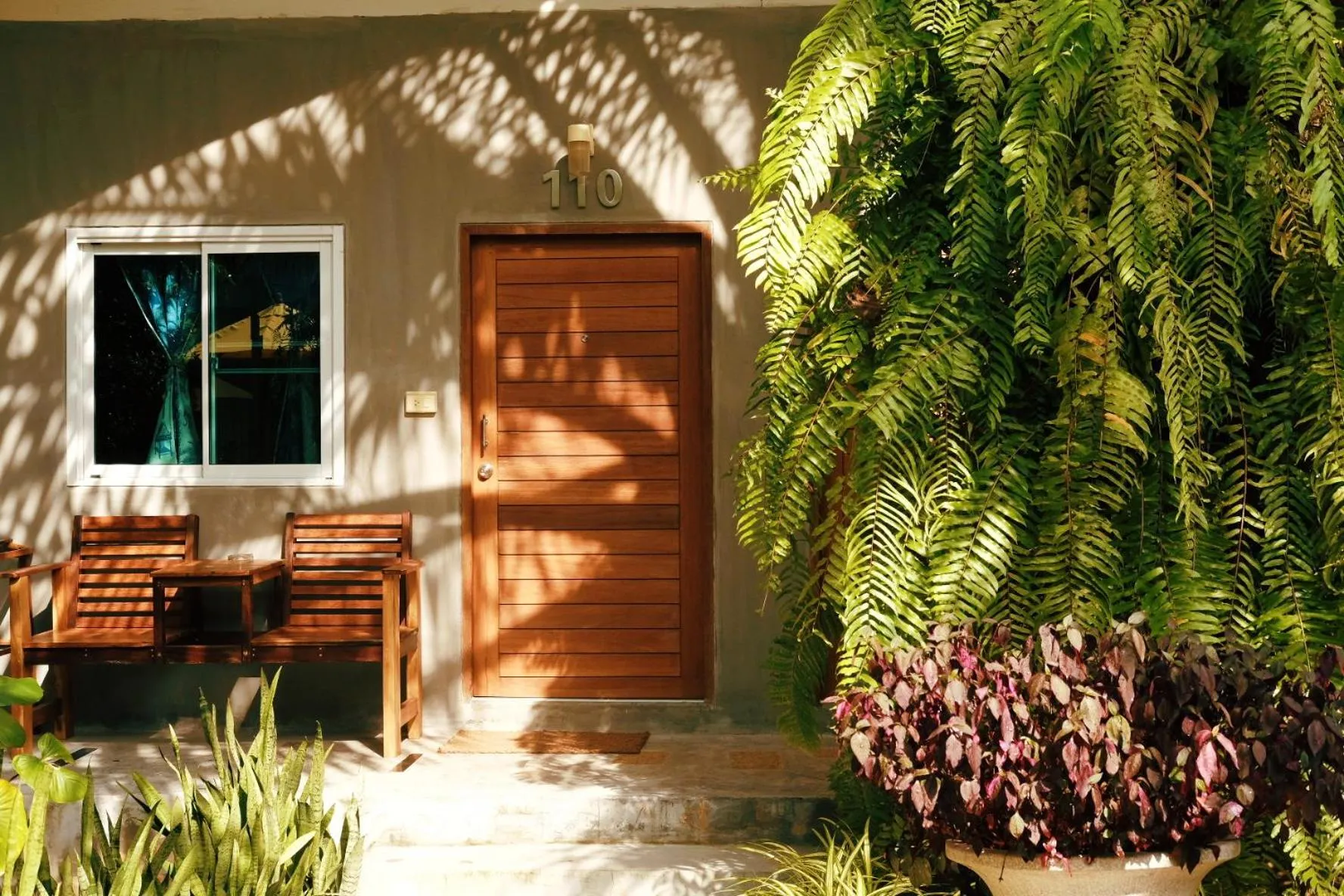 Restaurant/places to eat in Le Pes Villas