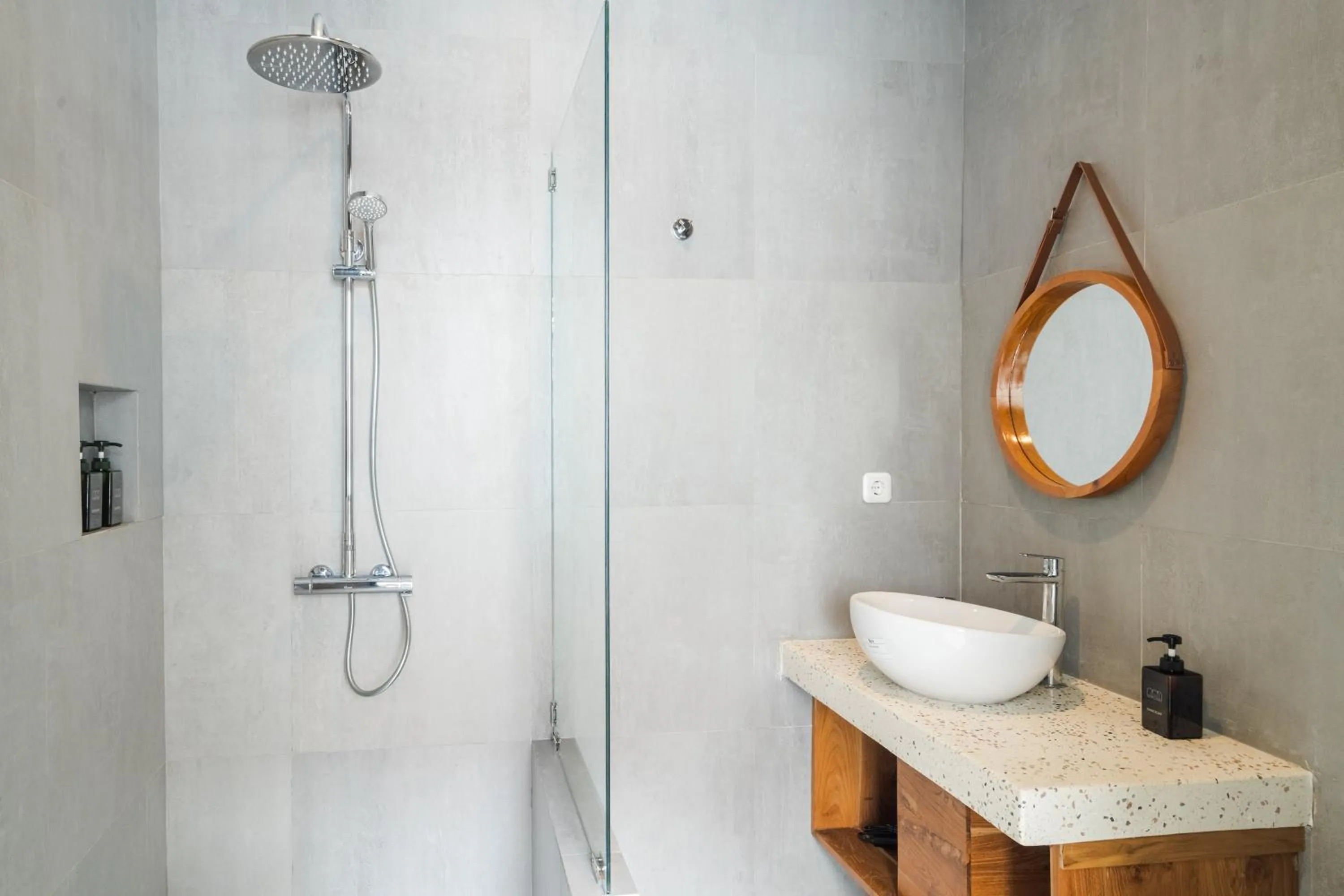 Shower in The Simore