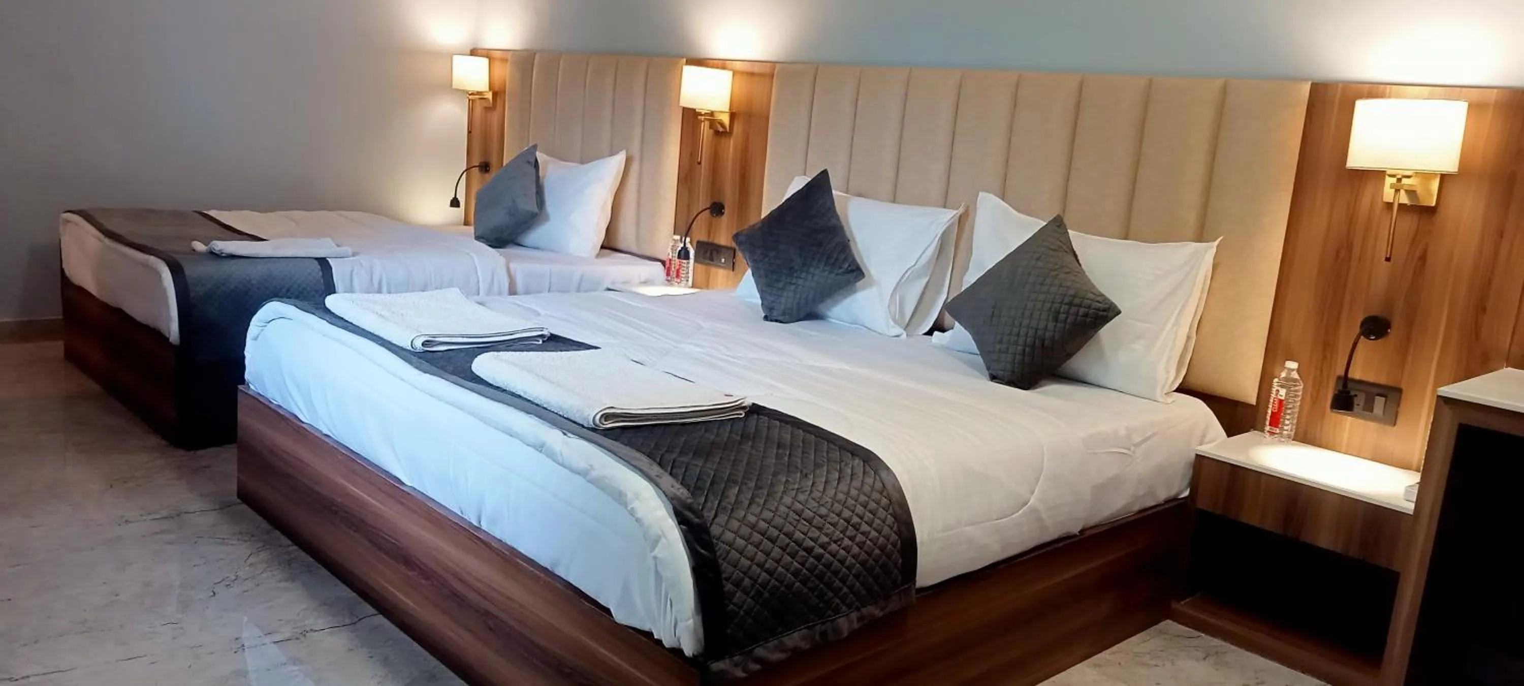 Bedroom, Bed in HOTEL SHYAM PALACE INDIA AGRA