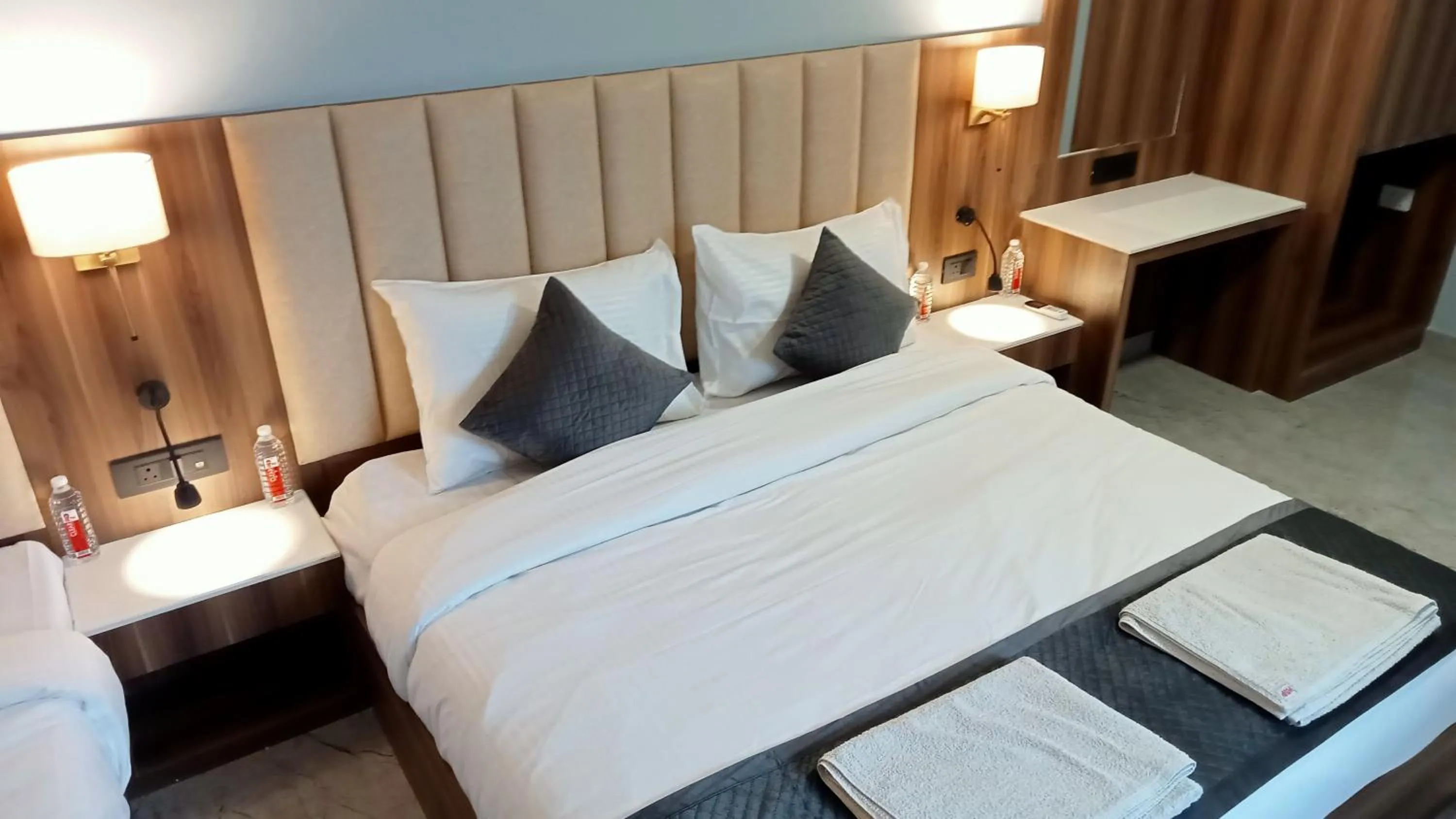 Bed in HOTEL SHYAM PALACE INDIA AGRA