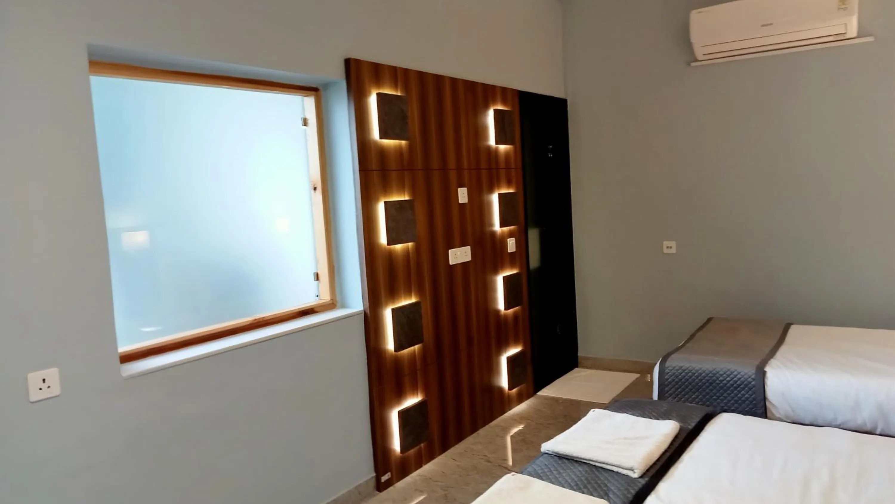 TV and multimedia, Bed in HOTEL SHYAM PALACE INDIA AGRA