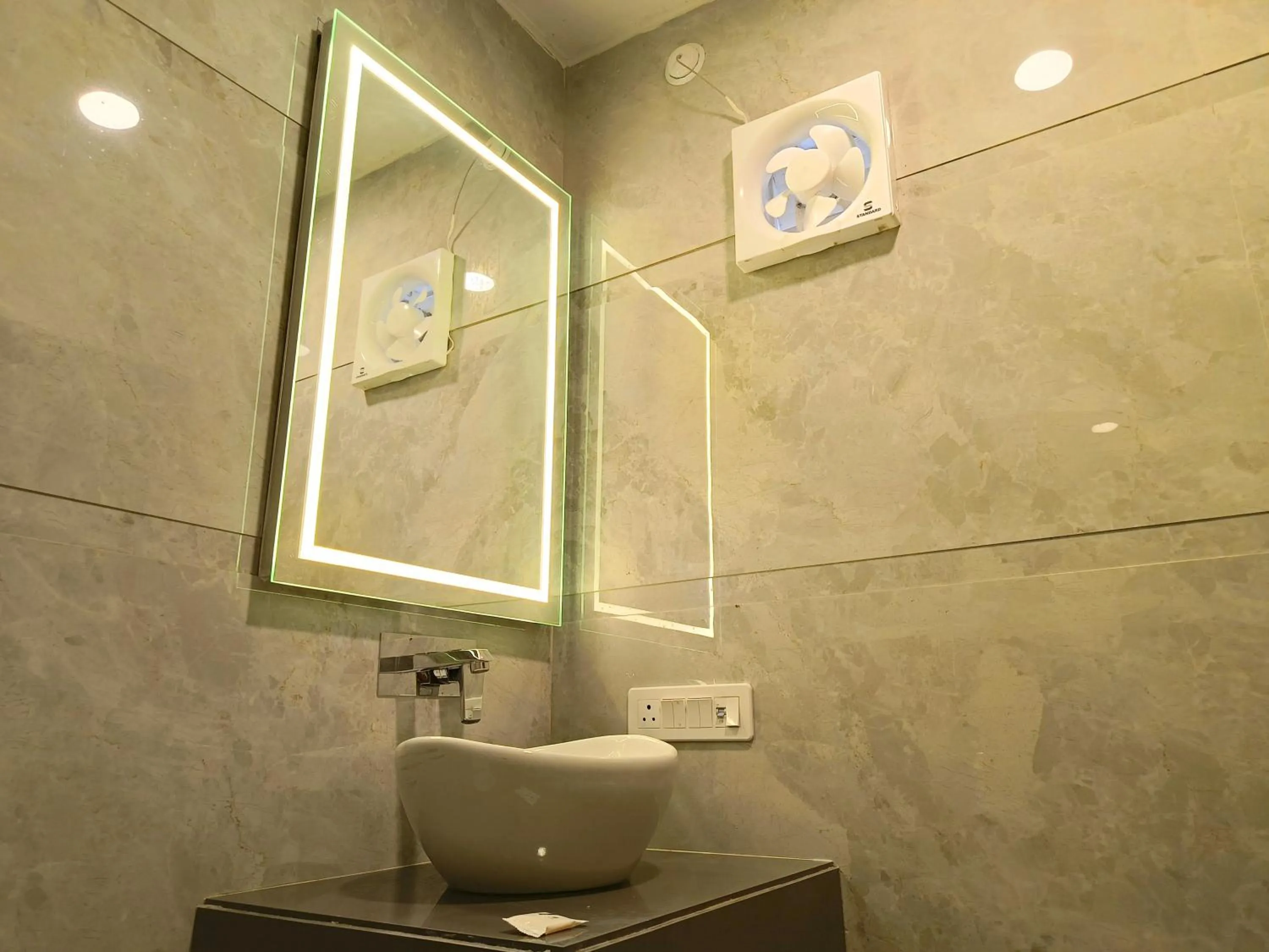 Shower in HOTEL SHYAM PALACE INDIA AGRA