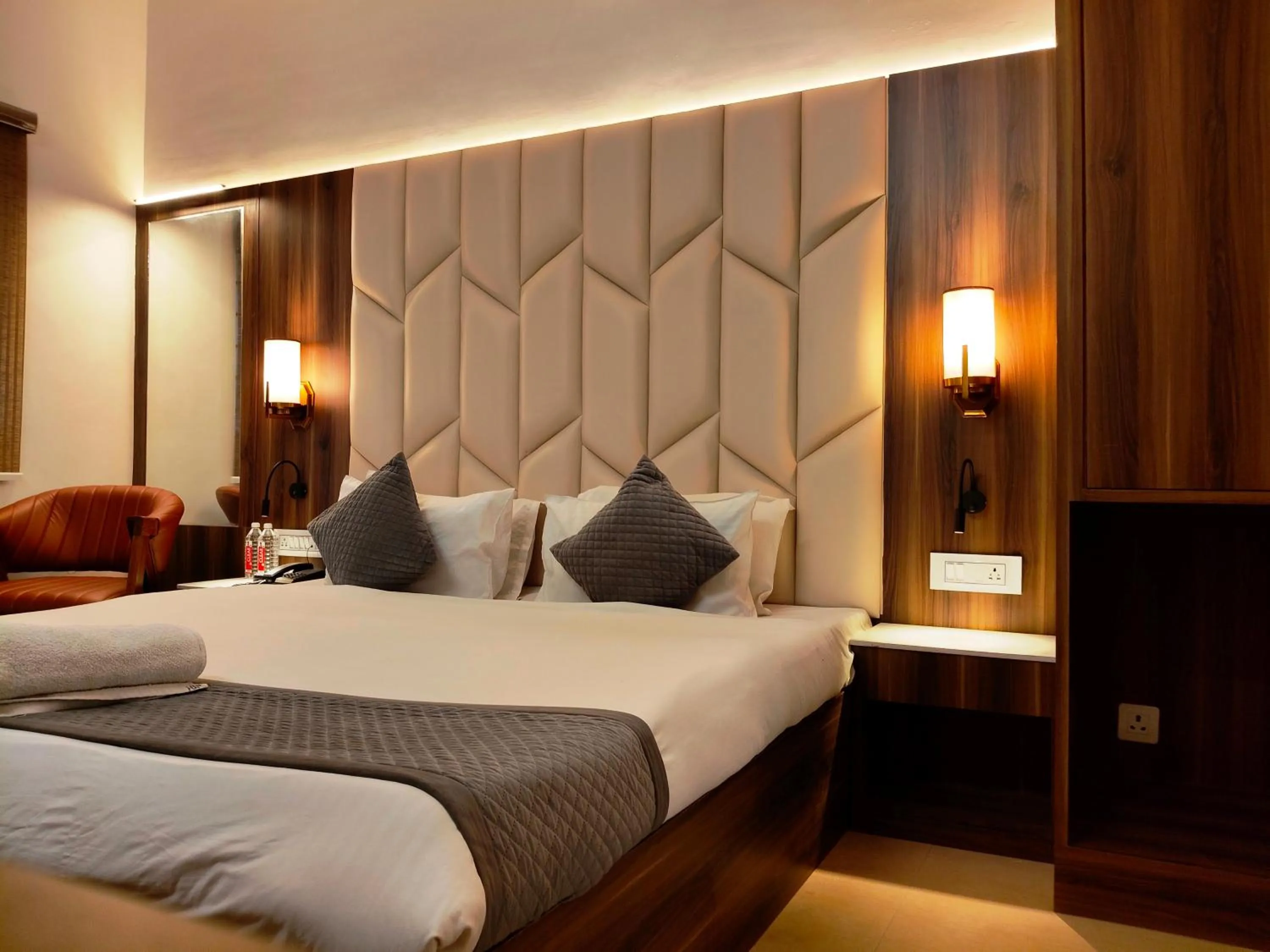 Bed in HOTEL SHYAM PALACE INDIA AGRA