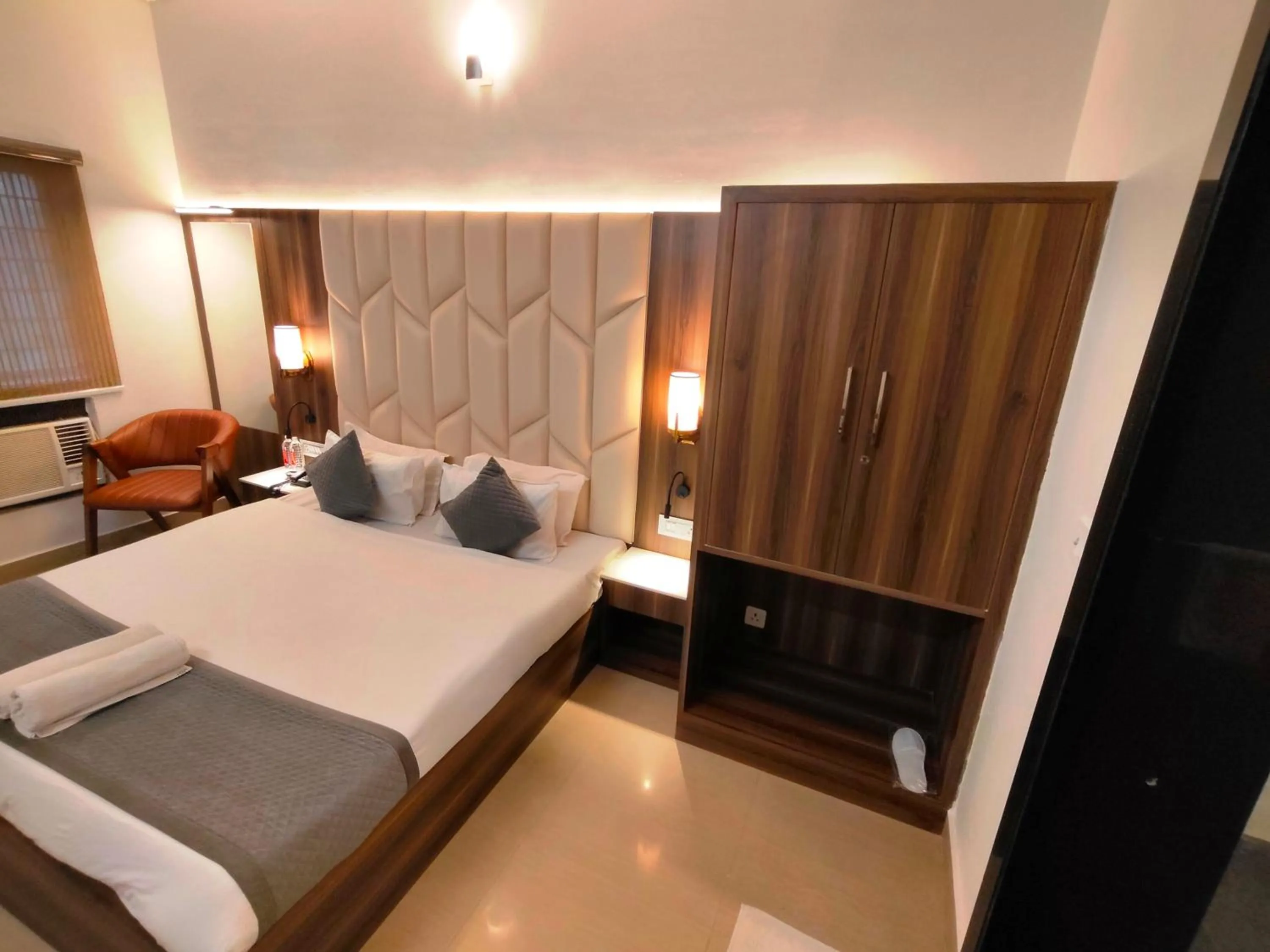 Bedroom, Bed in HOTEL SHYAM PALACE INDIA AGRA