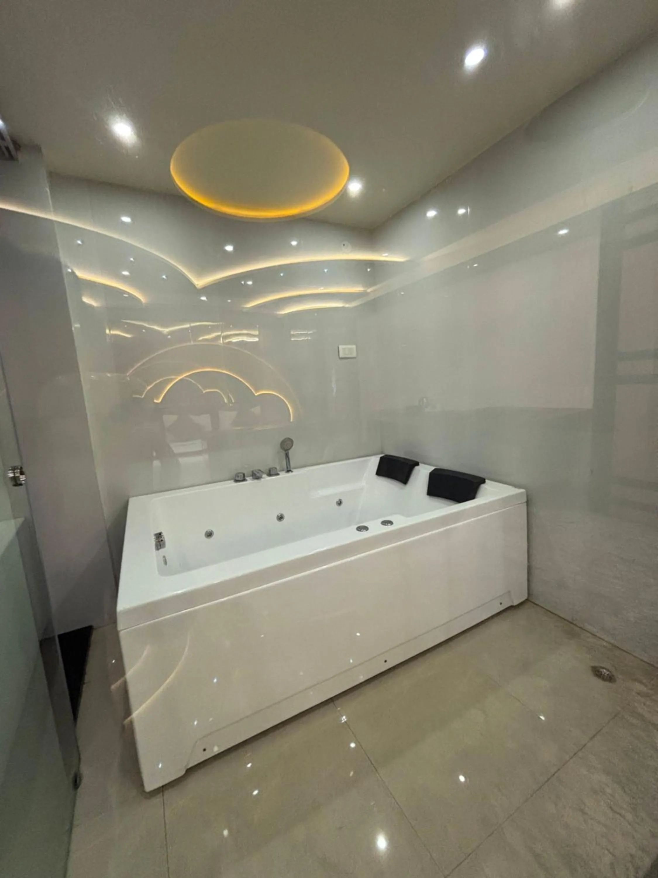 Hot Tub in Hotel White Rock