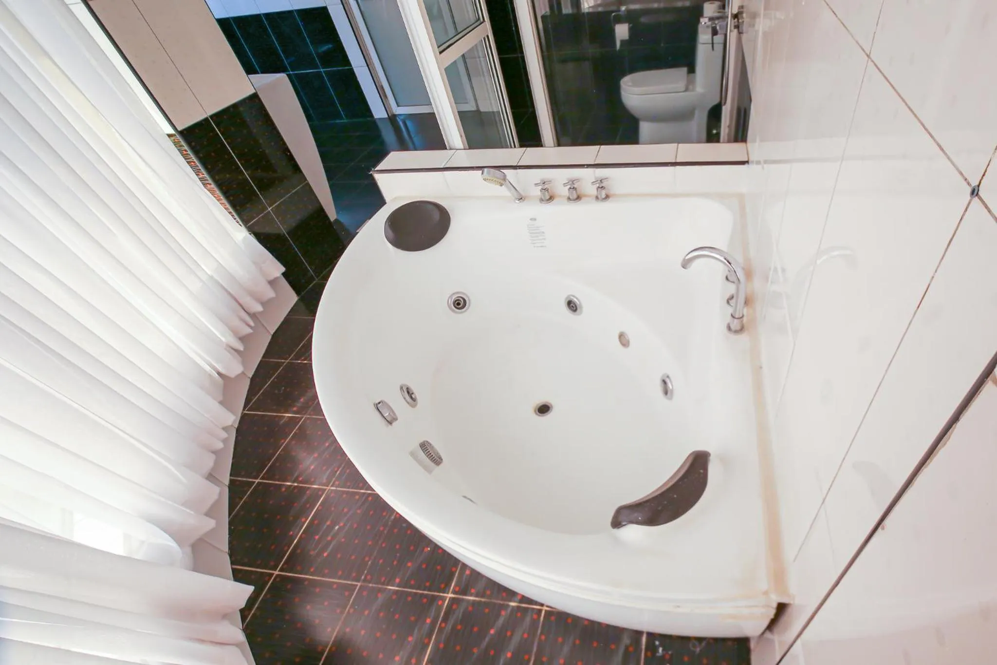Hot Tub in Eldon Apartments & Suites