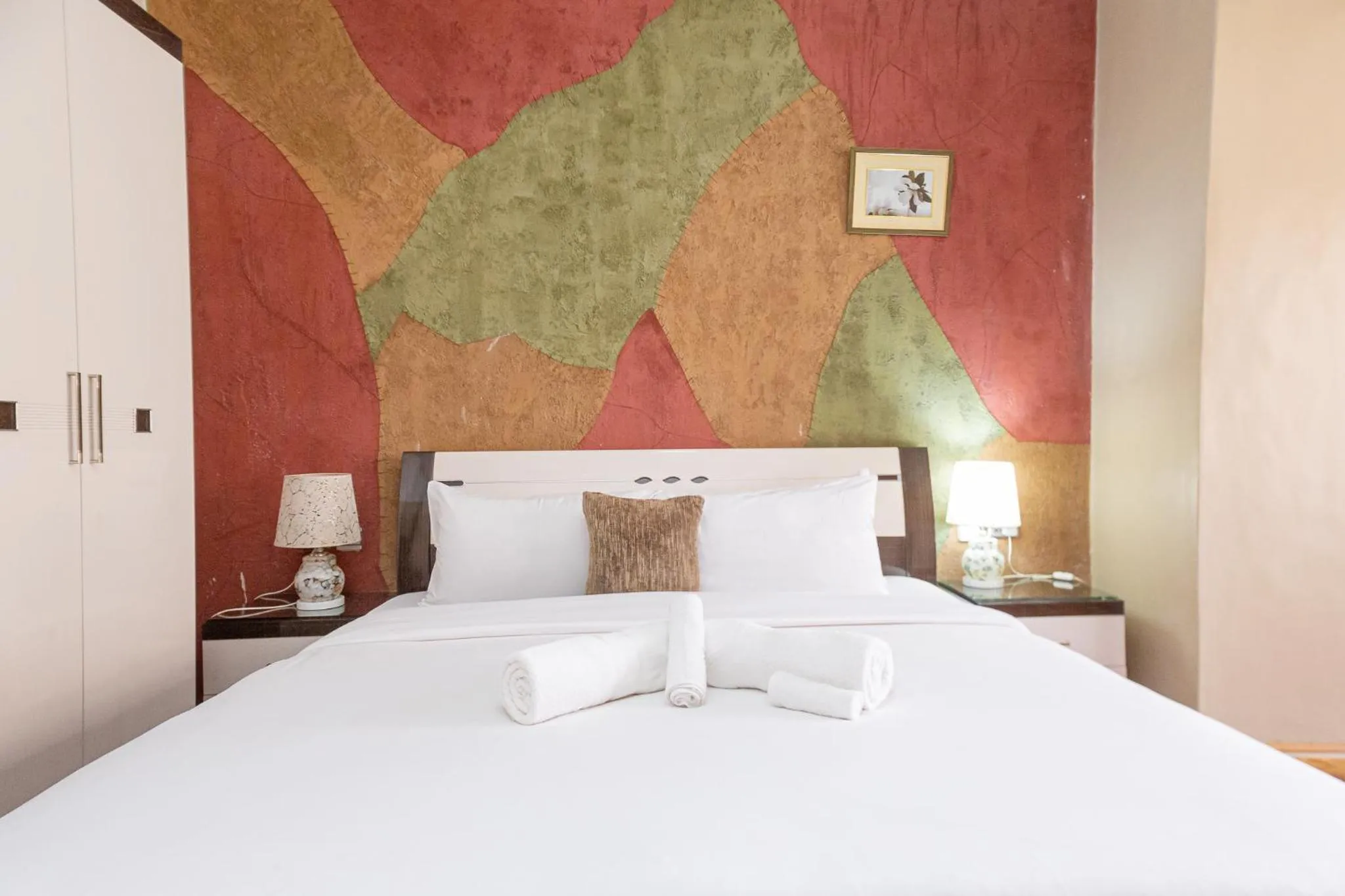 Bed in Eldon Apartments & Suites