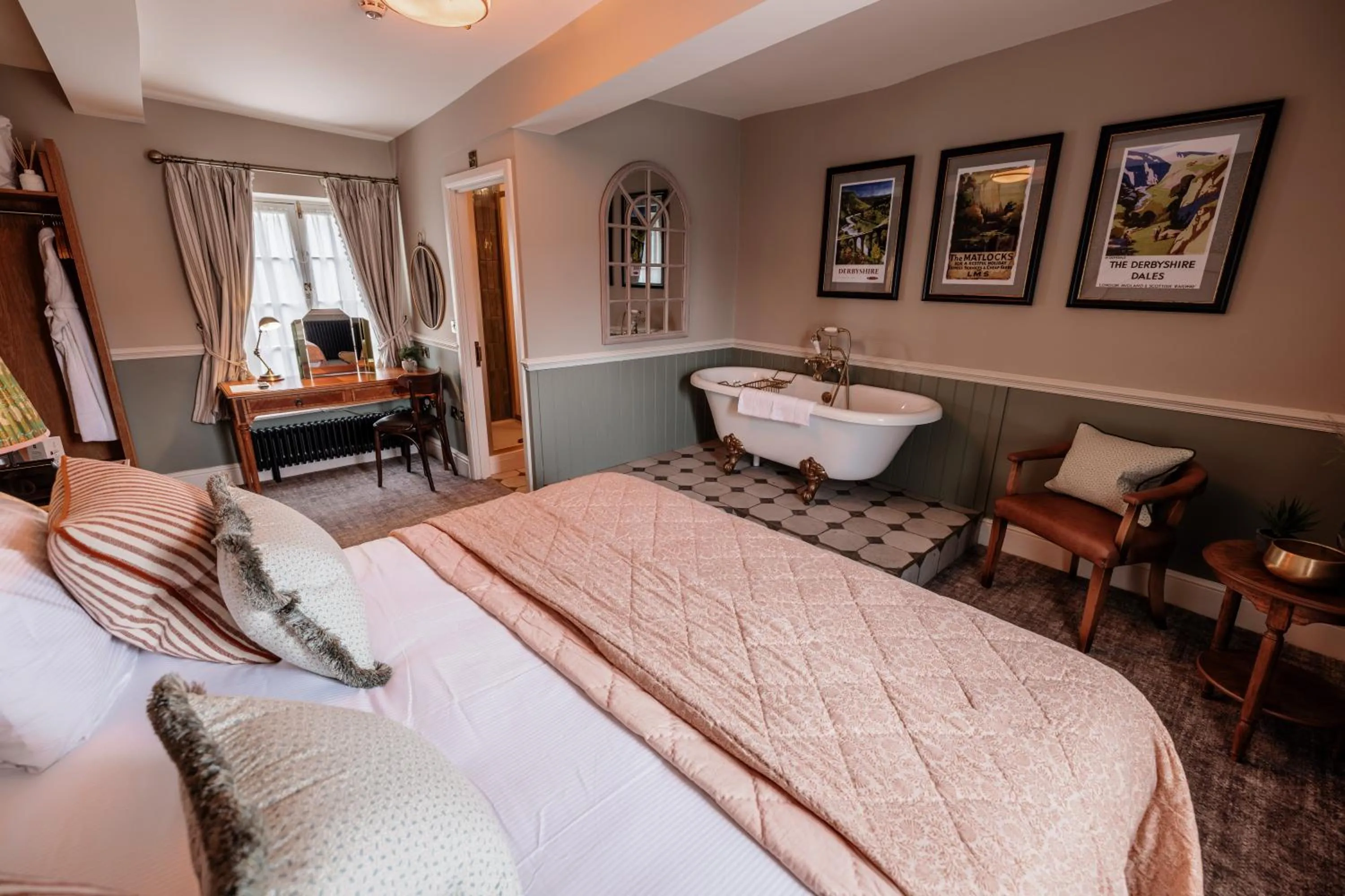 Photo of the whole room, Bed in The Ashford Arms