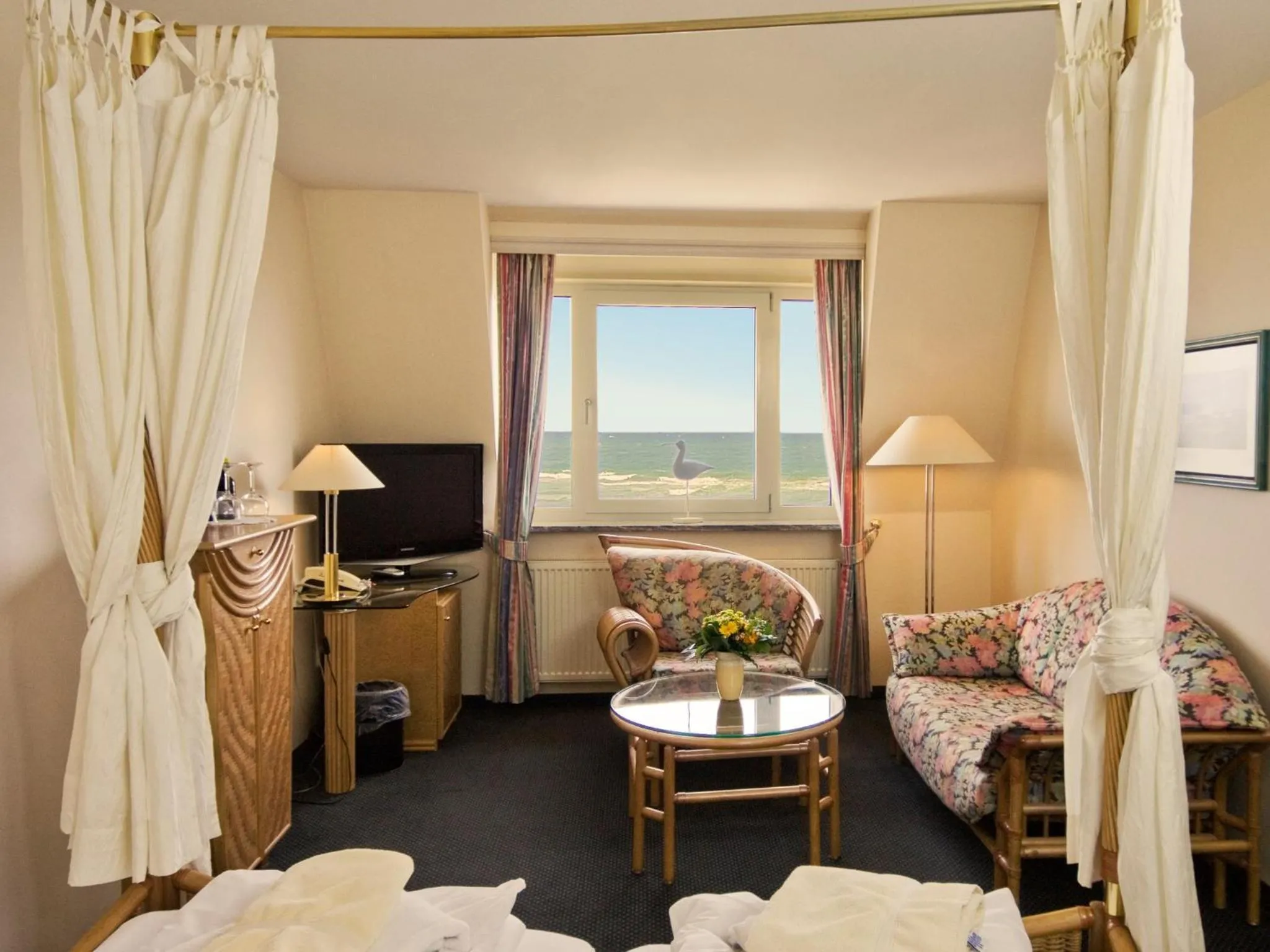 Seating area, Bed in Hotel Seeschlösschen
