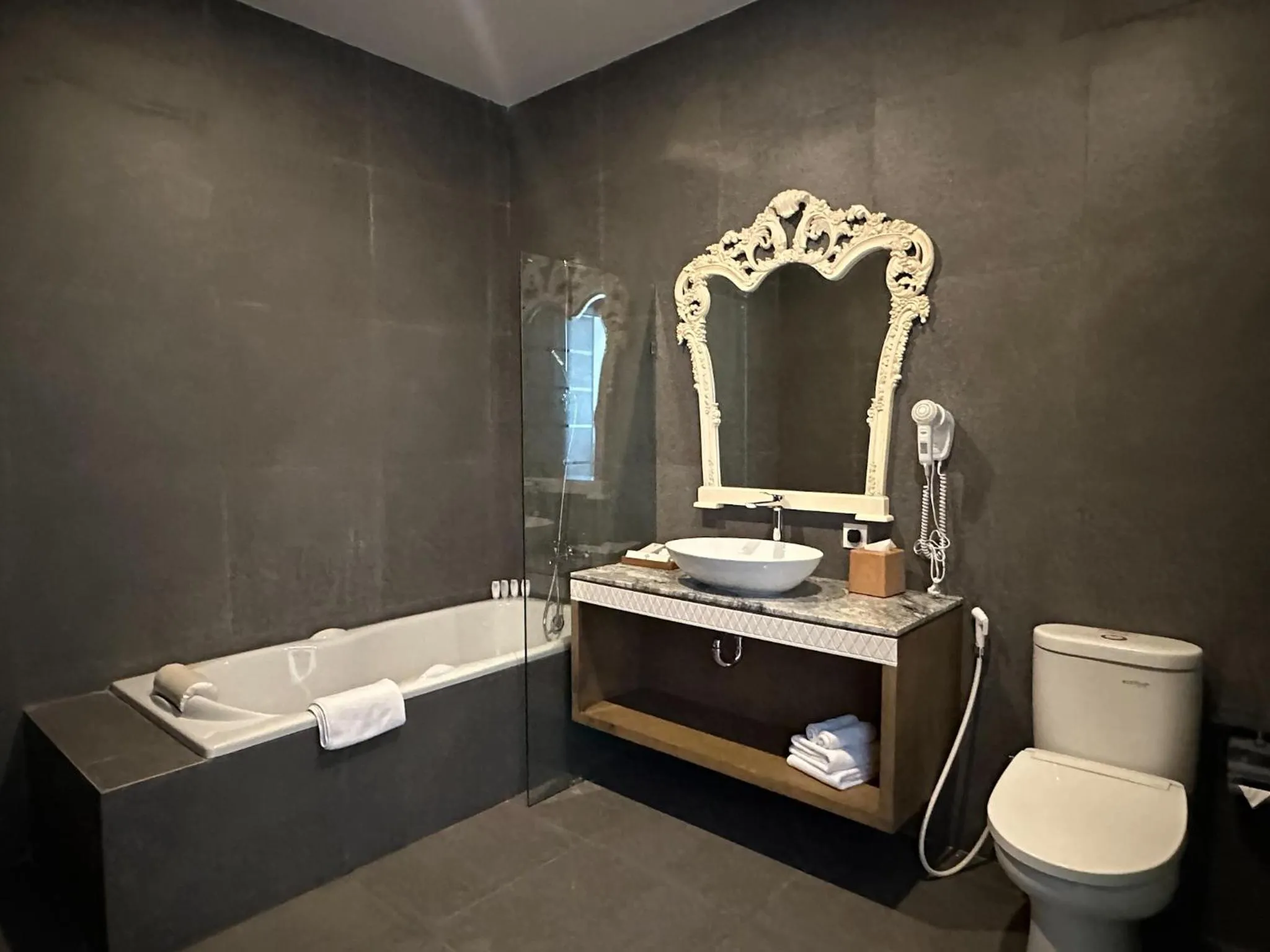 Shower in Tabebuya Resto & Resort