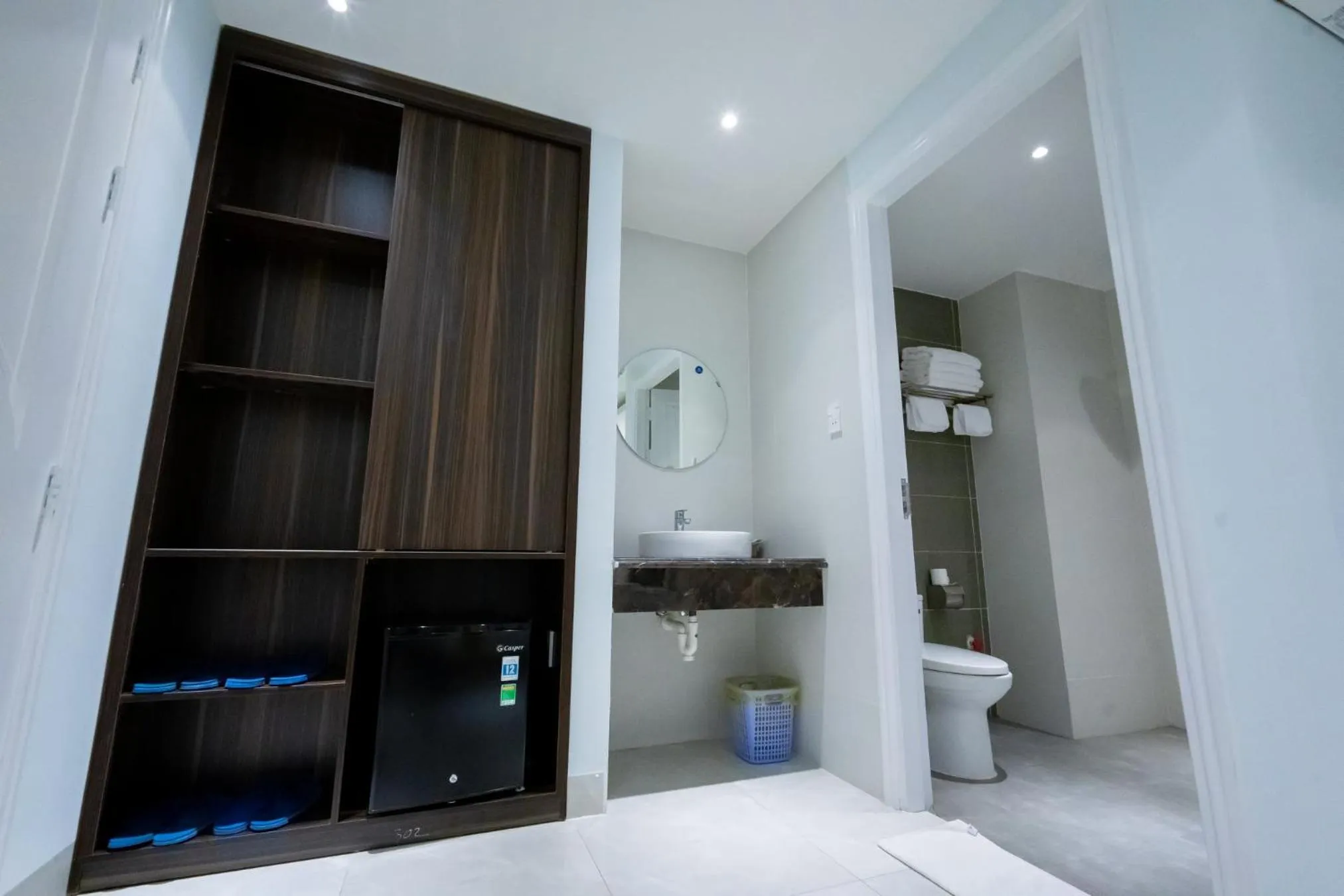 Shower, Bed in Gia An Hotel