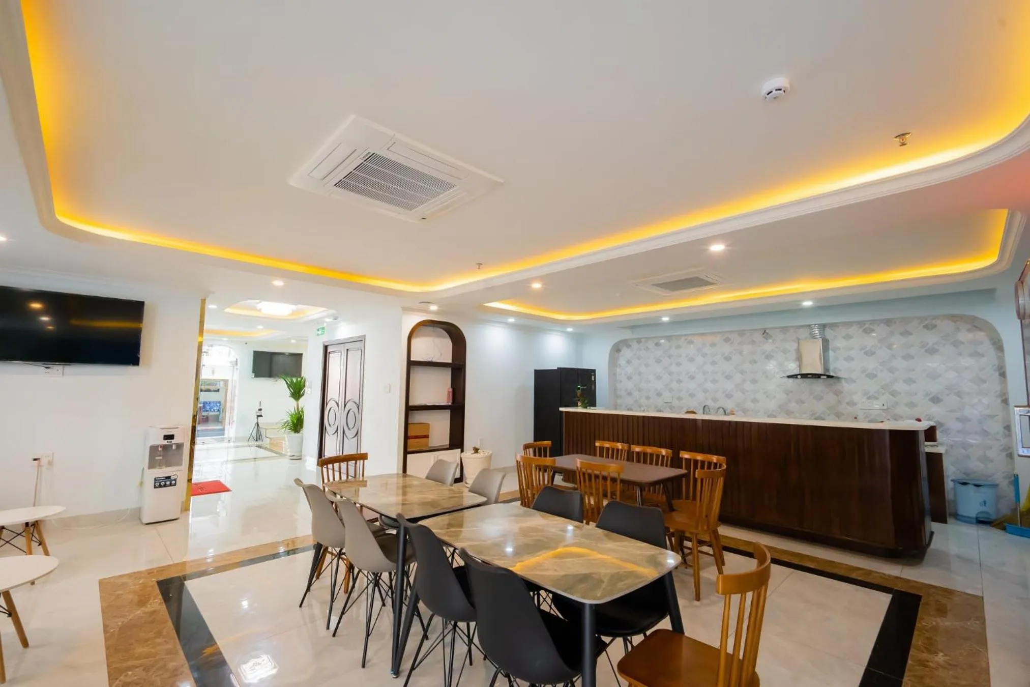 Communal lounge/ TV room in Gia An Hotel